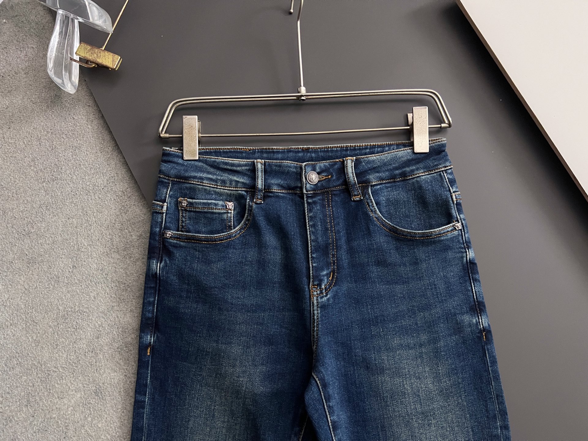 ）Versac* 25/s新季爆款品质感处理完美经典休闲弹力牛仔裤 低调奢华感、订制皮牌+五金配件 专柜