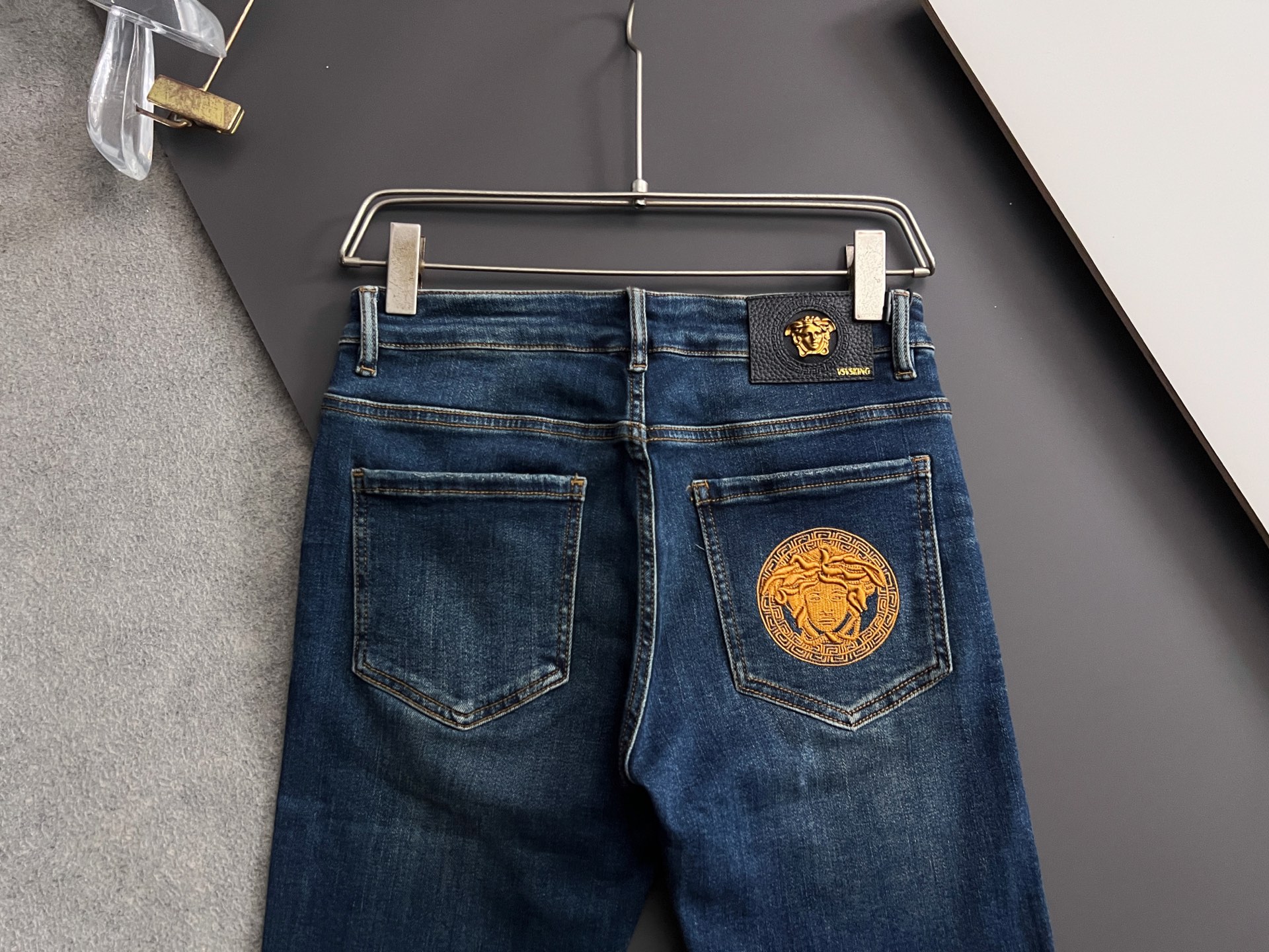 ）Versac* 25/s新季爆款品质感处理完美经典休闲弹力牛仔裤 低调奢华感、订制皮牌+五金配件 专柜