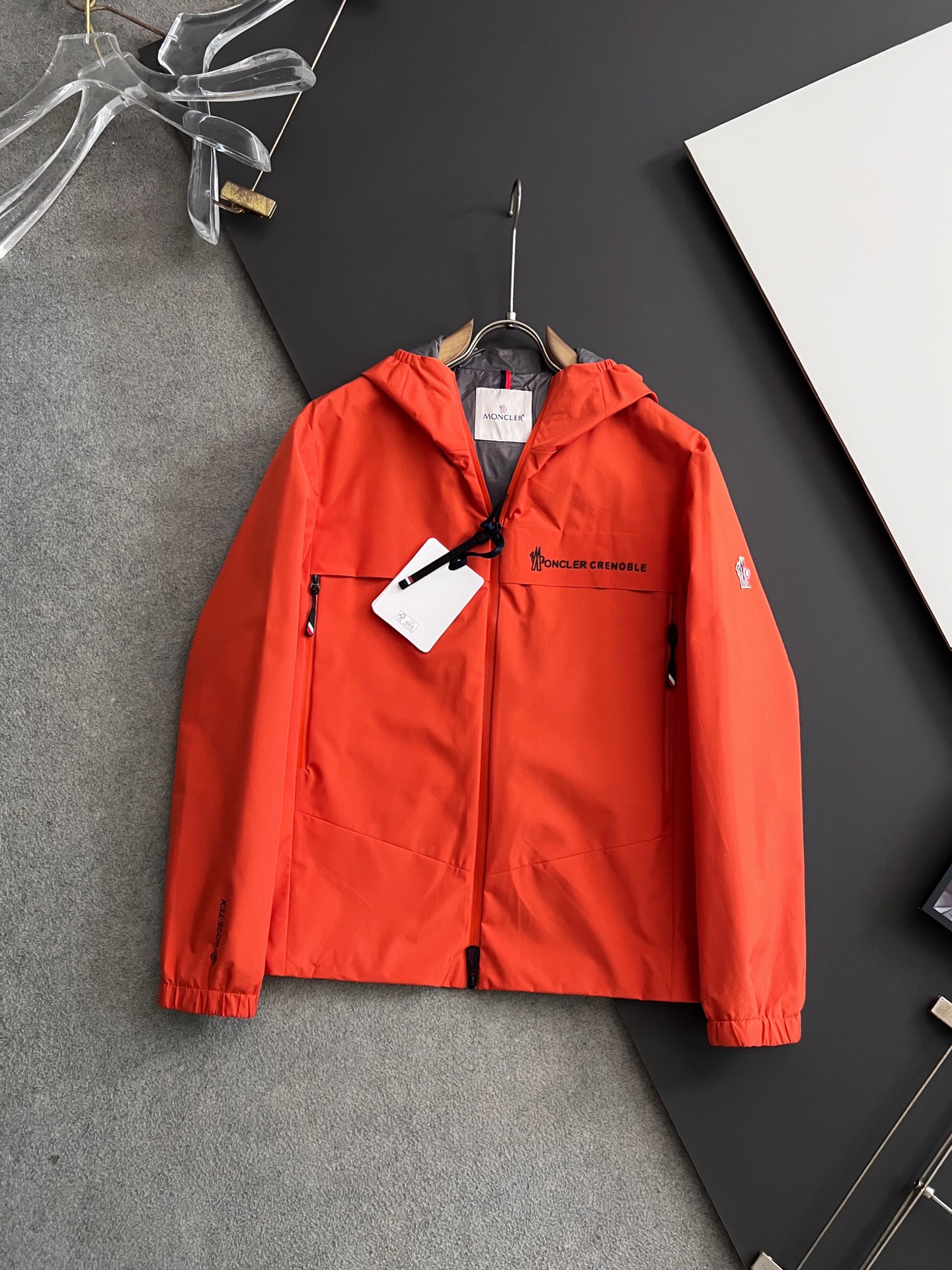 NO:521936,Moncle*2025 early autumn men's high-end fashion hooded outdoor jacket jacket, official counter main display, Hong Kong foreign business channels, outdoor must-have items, exclusively for sale. On the basis of minimalism, it creates extraordinary creativity, and uses clever design techniques to innovate elsewhere. The front design is broken and seam-stitched and contrasting cloth to form a strong hedge, and the visual effect is unique. The chest decoration is printed with a brand LOGO, which is simple and atmospheric, demonstrating the brand identity and status. The sleeves are equipped with the brand's exclusive design, which echoes the front chest printing, which is both sporty and fashionable!  It has a distinct recognition, showing the vitality of the city, and is highly shaped and practical!  The fabric is made of Japanese Toray company customized fabric (a first-line luxury clothing royal fabric manufacturer) with waterproof and windproof characteristics, both comfort and breathability, the upper body is light and burden-free, the hooded design has a strong sense of detail and quality. All auxiliary materials are supplied by customers and all auxiliary materials are engraved with a brand logo, which is very expensive, luxurious and high-end!  The details show the ingenious craftsmanship, the auxiliary materials are all supplied to customers, and the workmanship is extremely rigorous and sophisticated. The outline structure of the whole body continues the basic form of the M family, expressing the simple and atmospheric characteristics in place, with a full upper body shape, which can easily control various body shapes, and the outfit meets the needs of the transition season!  Size 1-5, Jackets & coats, Jackets & coats, Hats, Alexander wang19860909Moncle*2025早秋男士高端时装款连帽户外夹克外套,官方专柜主推展示,香港洋行渠道,户外必选单品,独家出售. 在极简的基础上洐生出非凡的创意,用巧妙的设计手法进行别处一格的创新,前幅设计破缝拼接撞色布,形成强烈的对冲,设觉效果别具一格,胸前饰印有品牌LOGO,简单大气,彰显品牌身份地位. 袖子搭载品牌专属章仔设计,与前胸印花形成呼应,即运动又时尚！辨识度鲜明,尽显都市活力色彩,且塑造性和实穿性极高！ 面料选用日本东丽公司订制面料（一线奢侈品成衣御用面料商）具备防水防风特性,舒适性与透气性兼备,上身轻便且无负担感,连帽的设计,整体细节品质感超强,辅料全系客供,全客供辅料,都刻有品牌LOGO, 非常贵奢高级！ 细节之处尽显匠心工艺,辅料皆为客供,做工极为严谨考究,通体的轮廓构造延续了M家族基础形态,将简约大气的特征表现到位,上身型款十足,轻松驾驭各种身型,穿搭符合过渡季的需求！尺码1-5,,jackets & coats,jackets & coats,hats,alexander wang,Men's clothing