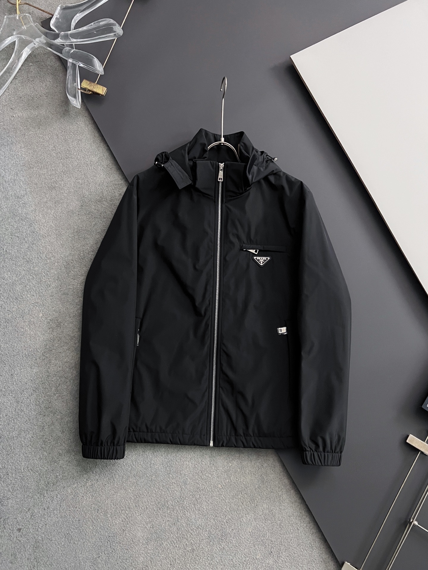 NO:522331,) Prad* 2025 autumn and winter new thin cotton jacket Original 1:1 custom hardware accessories are fully imported and customized. Welcome to counter comparison. Super soft Super heavy fabric has a perfect fit. Pay attention to the super comfortable fabric. Exclusive model. Non-market goods. Same size for men and women. M-3XL,,prada, jackets & coats,alexander wang19860909） Prad* 2025秋冬新款薄棉夹克 原版1:1订制五金配件全进口原版定制 欢迎专柜对比 超柔软 超级重面料做工杠杠的版型完美 注意面料超舒服 独家款 非市场货 男女同款尺码 M-3XL,,prada,jackets & coats,alexander wang,Men's clothing