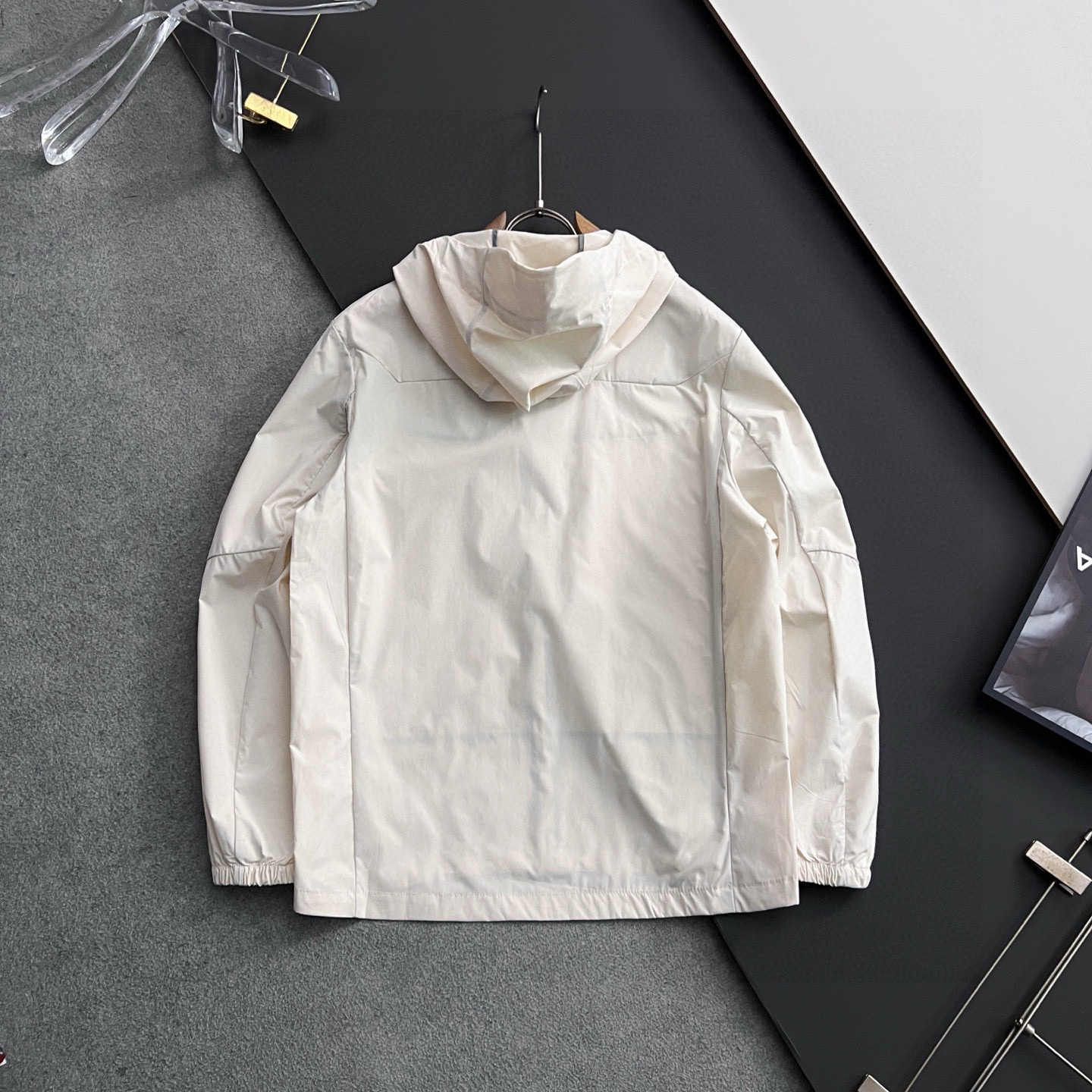 ）始祖🐦🌟高端定制 2025 春夏新款暗格纹肌理轻薄连帽防晒套装，贸易公司渠道稀出，同步官网发售！来自男