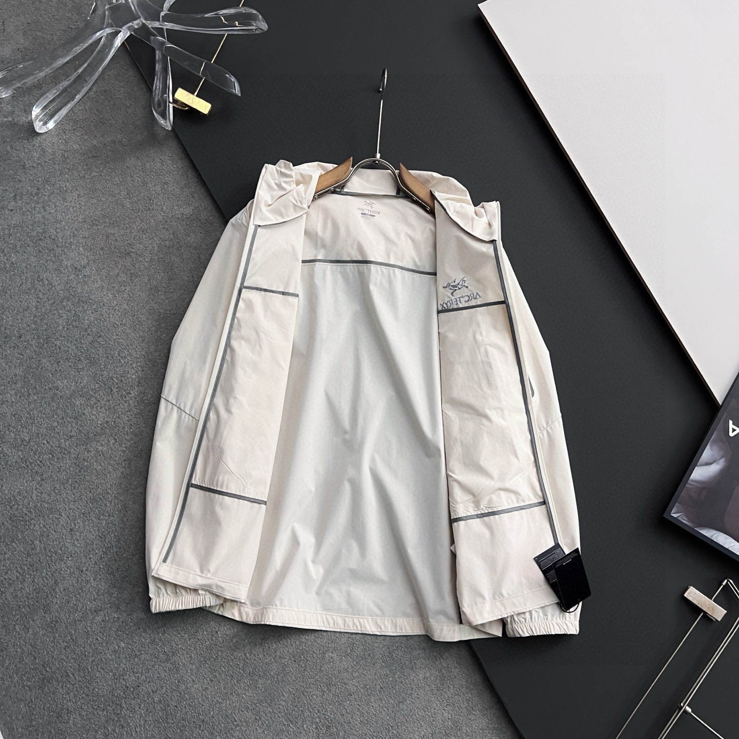 ）始祖🐦🌟高端定制 2025 春夏新款暗格纹肌理轻薄连帽防晒套装，贸易公司渠道稀出，同步官网发售！来自男