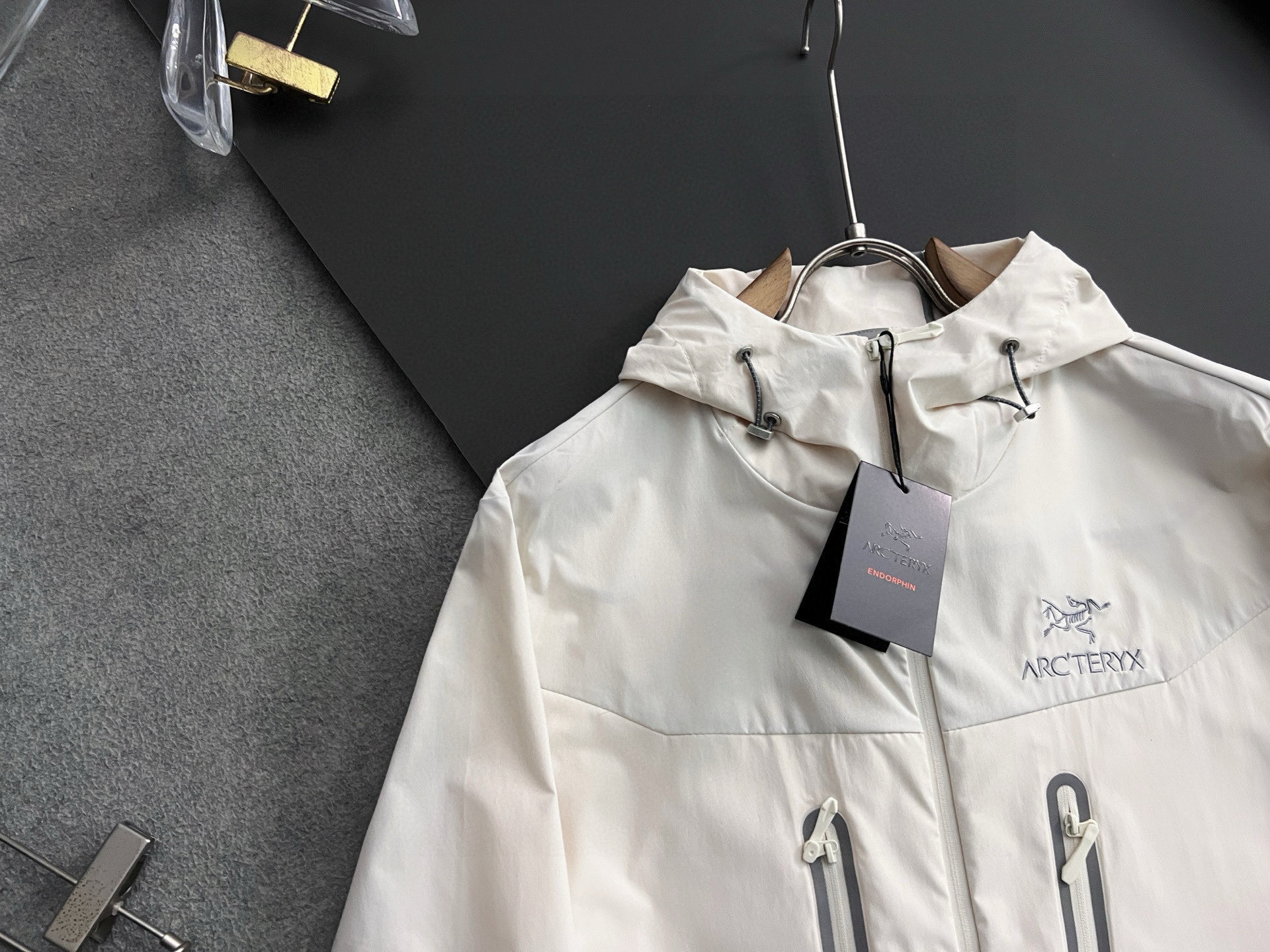 ）始祖🐦🌟高端定制 2025 春夏新款暗格纹肌理轻薄连帽防晒套装，贸易公司渠道稀出，同步官网发售！来自男