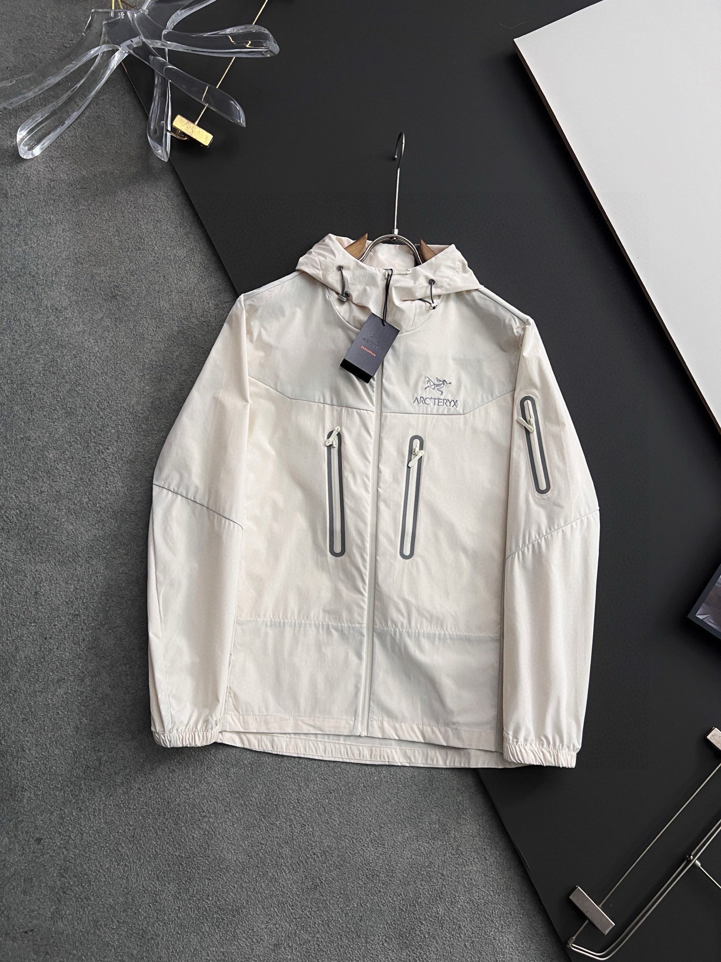 ）始祖🐦🌟高端定制 2025 春夏新款暗格纹肌理轻薄连帽防晒套装，贸易公司渠道稀出，同步官网发售！来自男