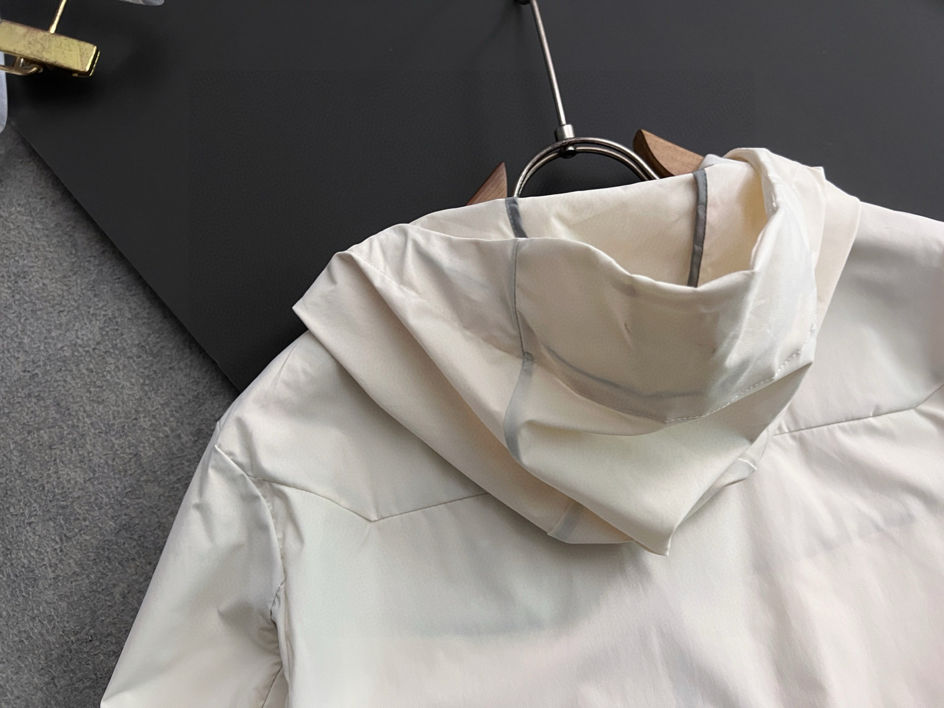 ）始祖🐦🌟高端定制 2025 春夏新款暗格纹肌理轻薄连帽防晒套装，贸易公司渠道稀出，同步官网发售！来自男