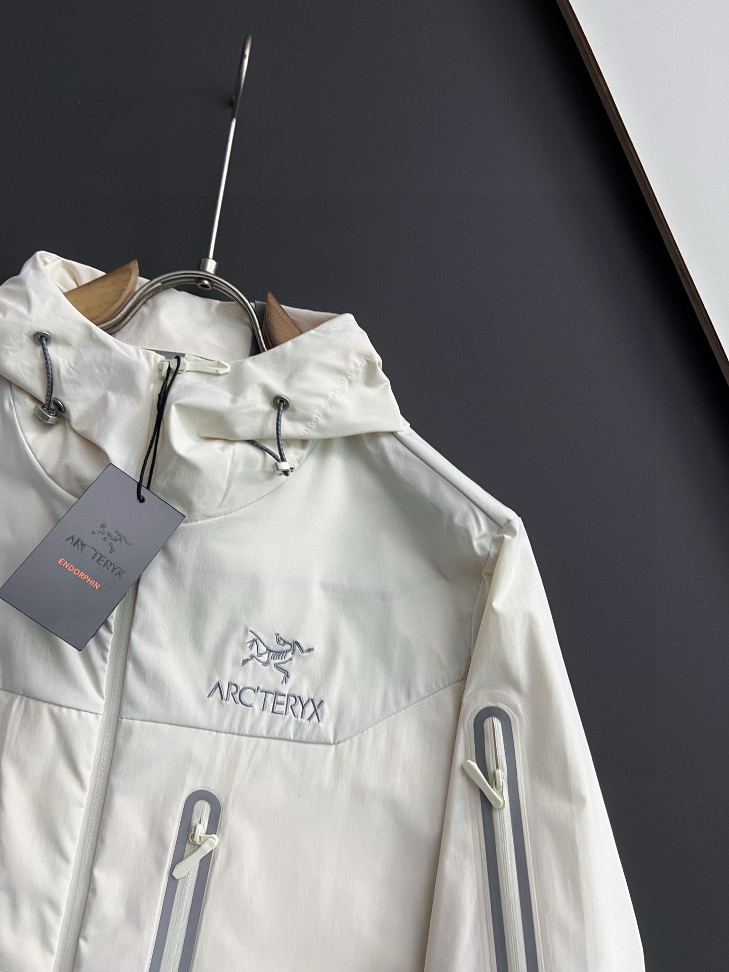 ）始祖🐦🌟高端定制 2025 春夏新款暗格纹肌理轻薄连帽防晒套装，贸易公司渠道稀出，同步官网发售！来自男