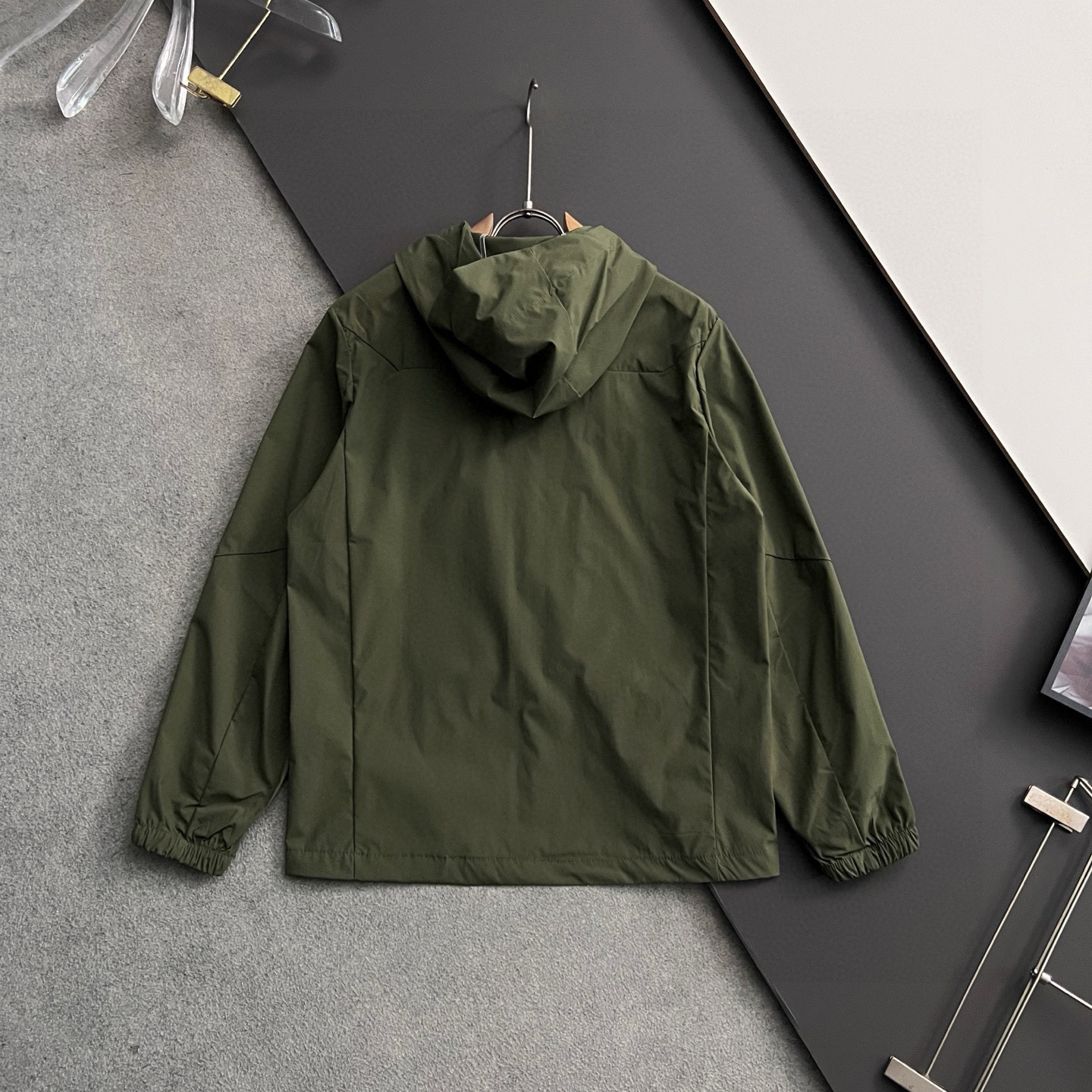 ）始祖🐦🌟高端定制 2025 春夏新款暗格纹肌理轻薄连帽防晒套装，贸易公司渠道稀出，同步官网发售！来自男