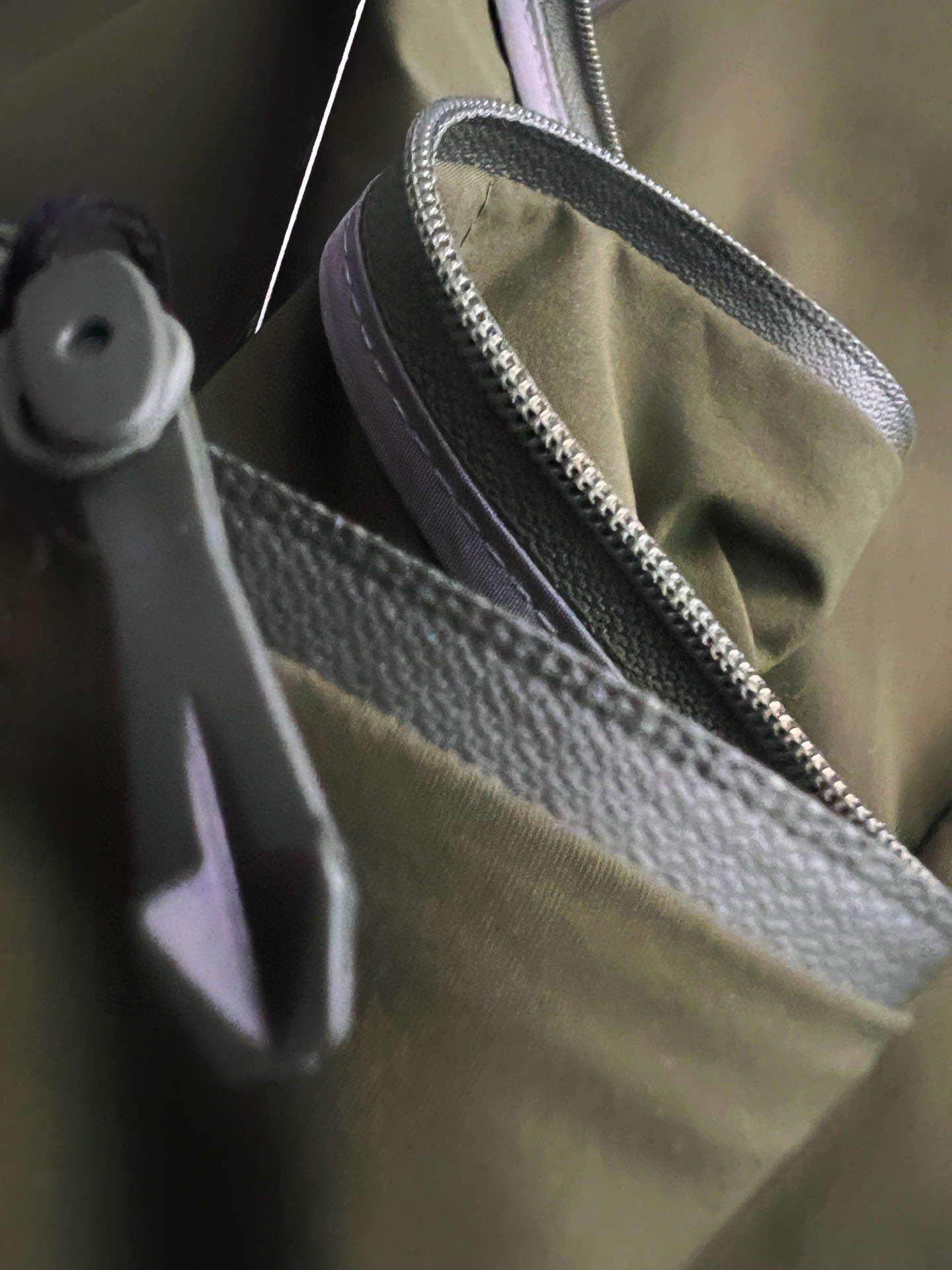 ）始祖🐦🌟高端定制 2025 春夏新款暗格纹肌理轻薄连帽防晒套装，贸易公司渠道稀出，同步官网发售！来自男