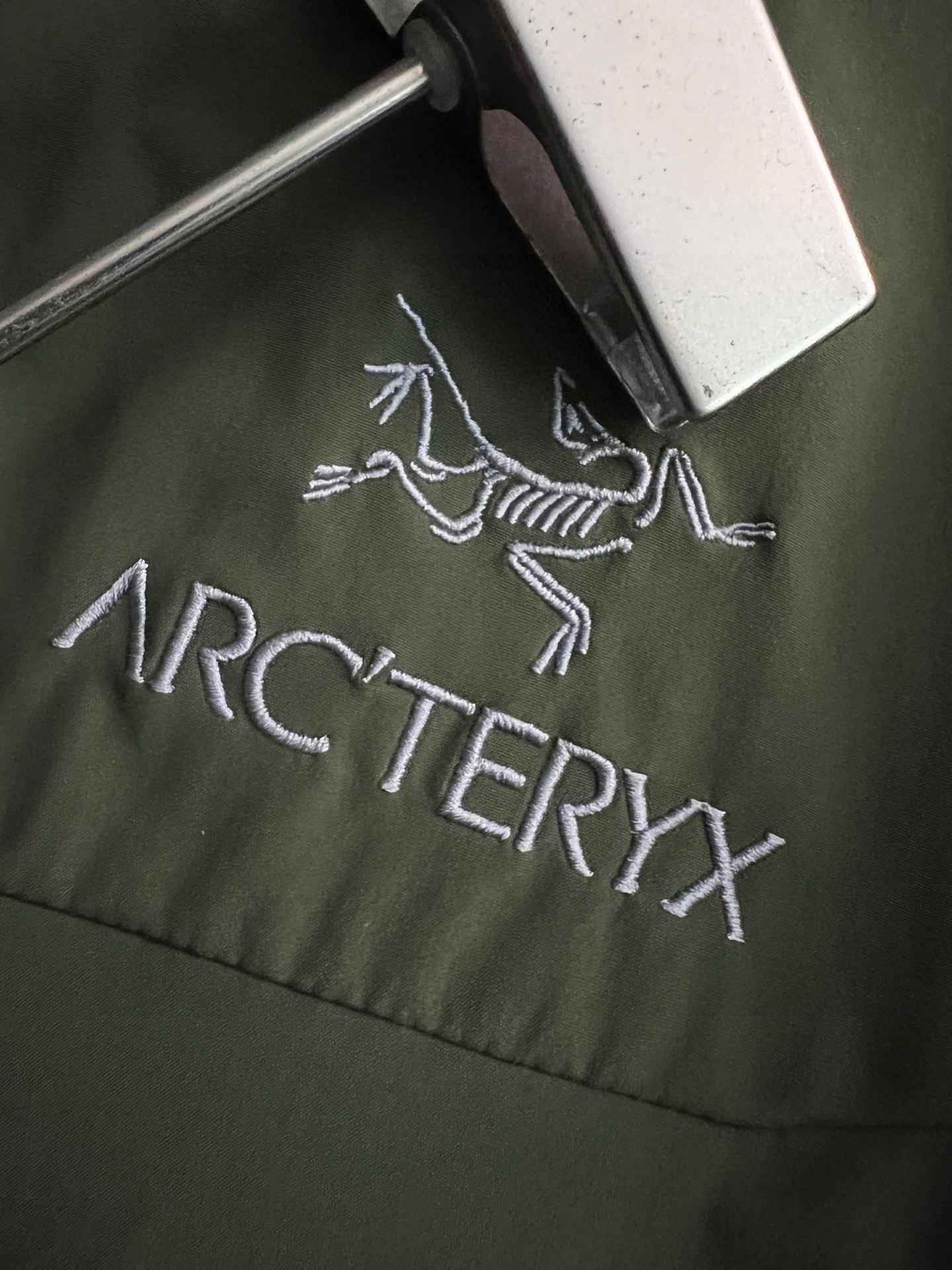 ）始祖🐦🌟高端定制 2025 春夏新款暗格纹肌理轻薄连帽防晒套装，贸易公司渠道稀出，同步官网发售！来自男