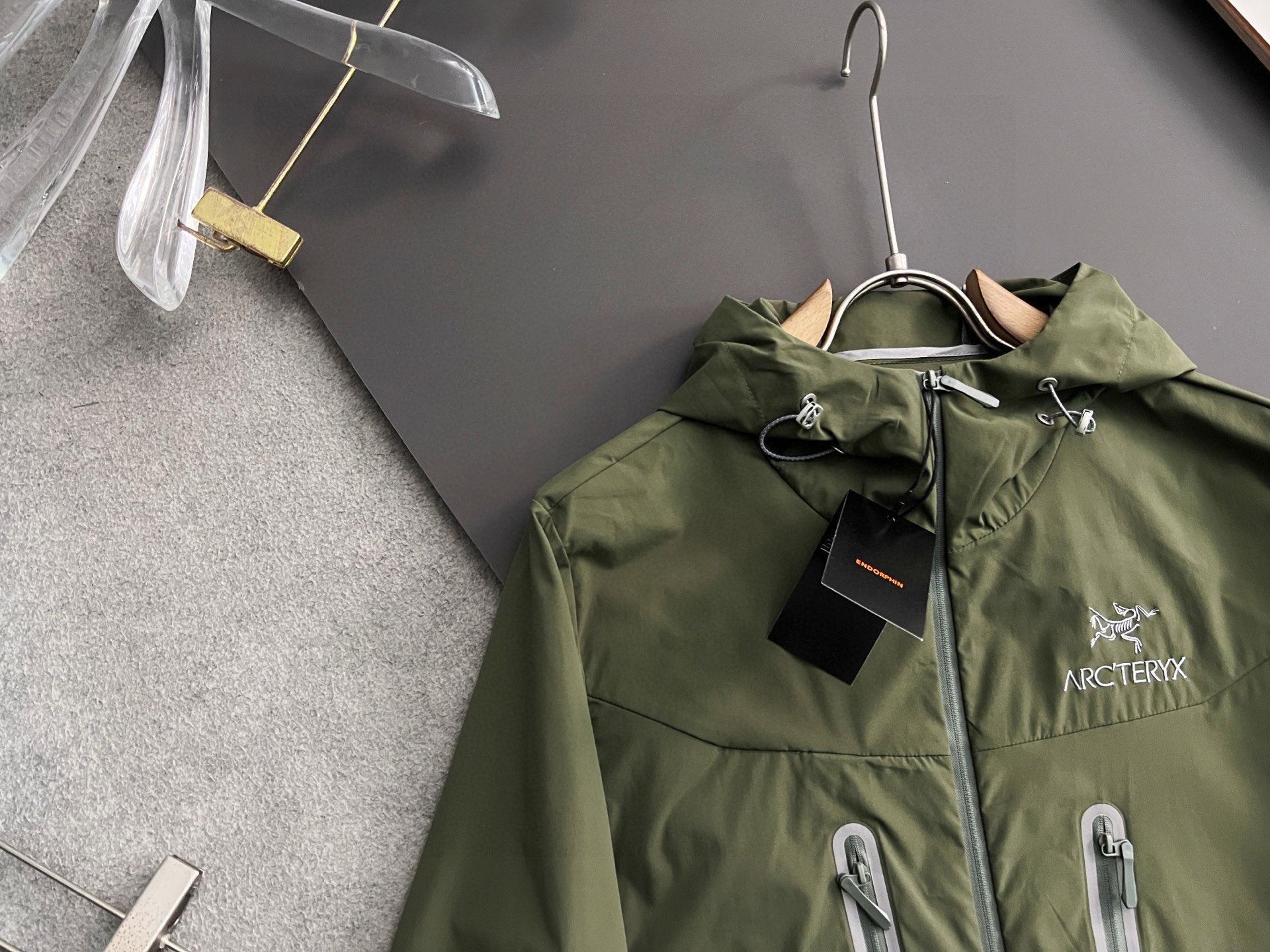 ）始祖🐦🌟高端定制 2025 春夏新款暗格纹肌理轻薄连帽防晒套装，贸易公司渠道稀出，同步官网发售！来自男