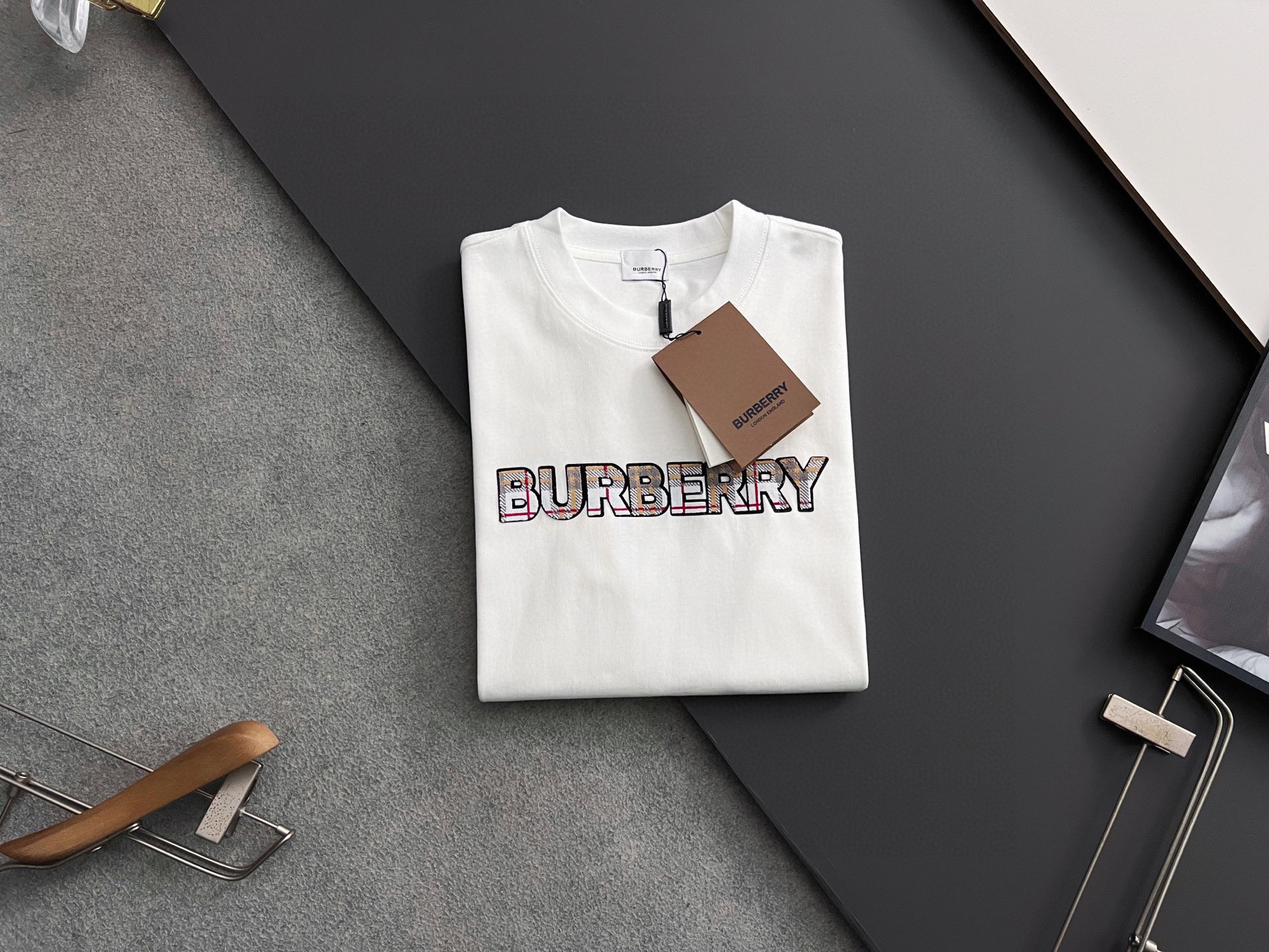 ）Bur🌟纯棉双纱爆款现货四季系列短袖，简约基础衣橱神器， 休闲百搭必备款）做工走线质感一流，两色推荐：