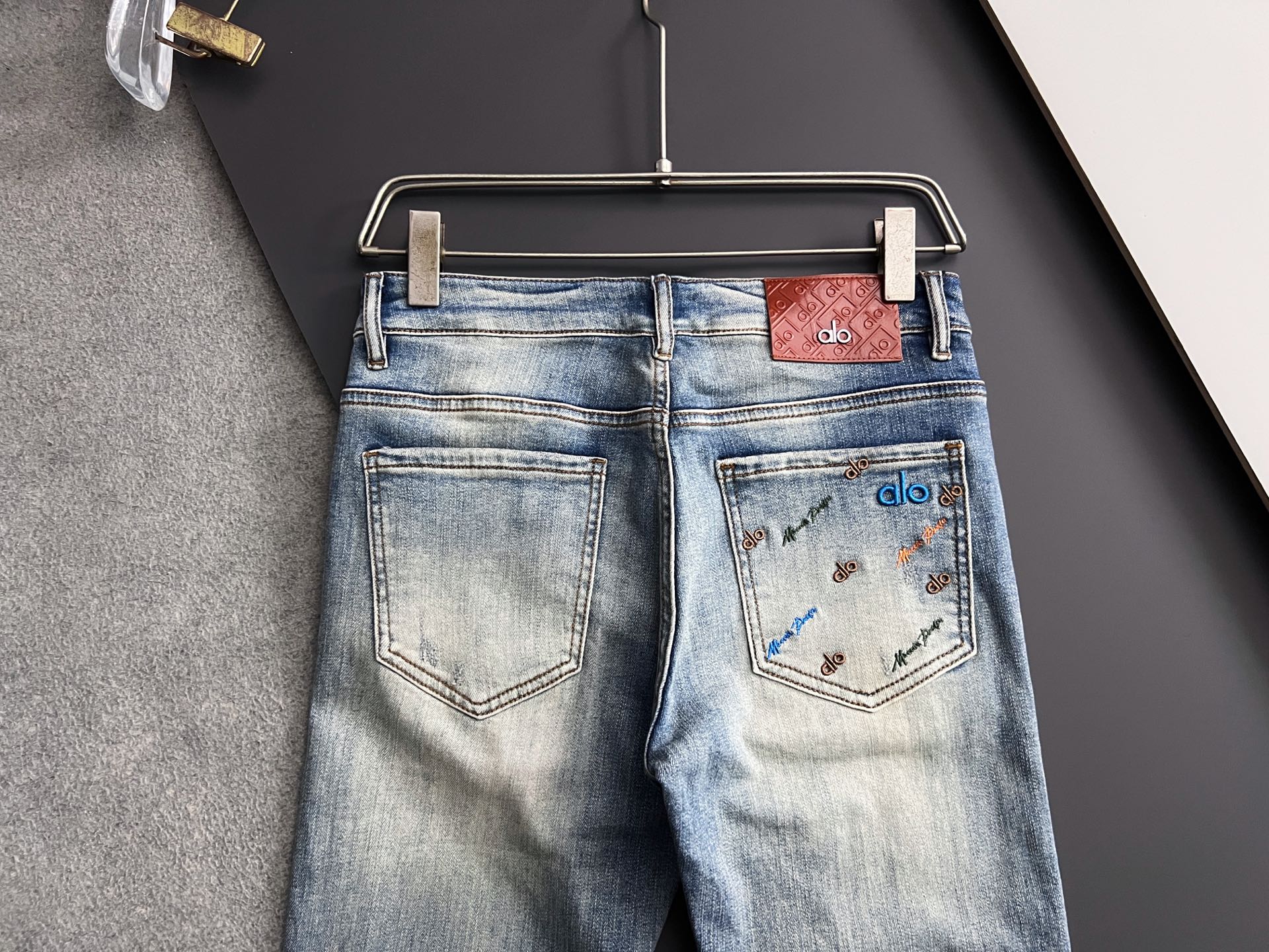 ）Alo* 25/s新季爆款品质感处理完美经典休闲弹力牛仔裤 低调奢华感、订制皮牌+五金配件 专柜年年热