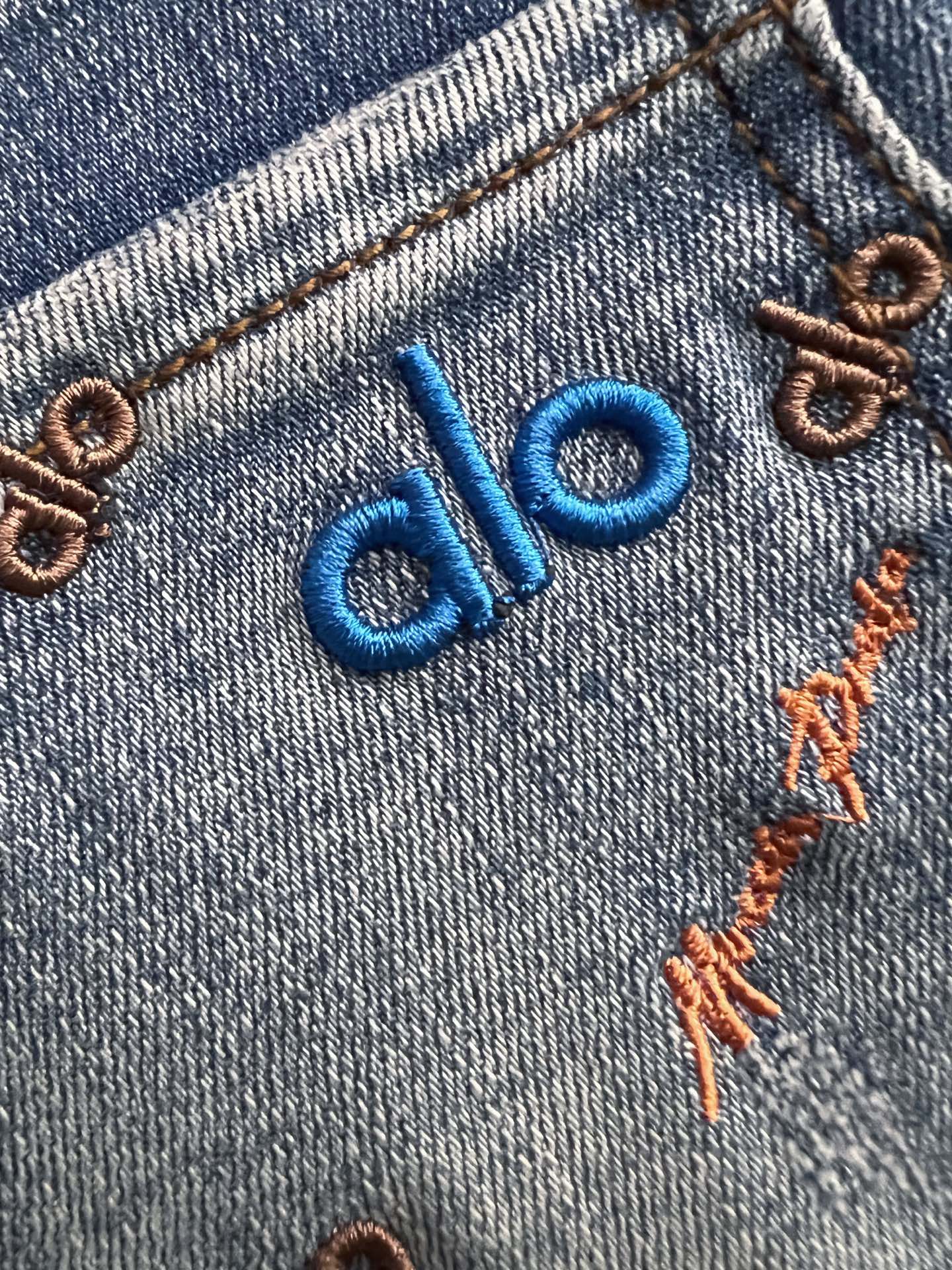 ）Alo* 25/s新季爆款品质感处理完美经典休闲弹力牛仔裤 低调奢华感、订制皮牌+五金配件 专柜年年热