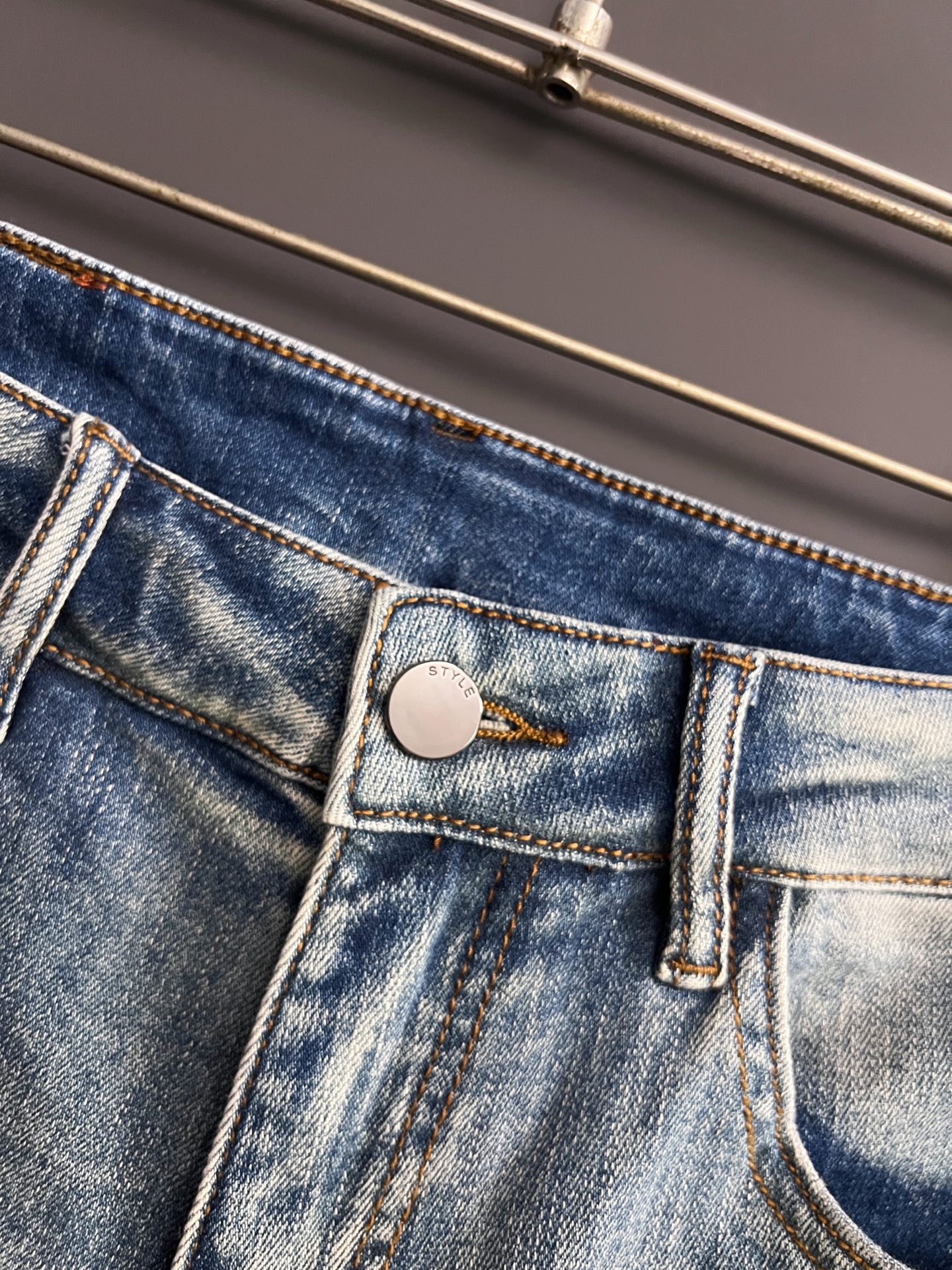 ）Alo* 25/s新季爆款品质感处理完美经典休闲弹力牛仔裤 低调奢华感、订制皮牌+五金配件 专柜年年热