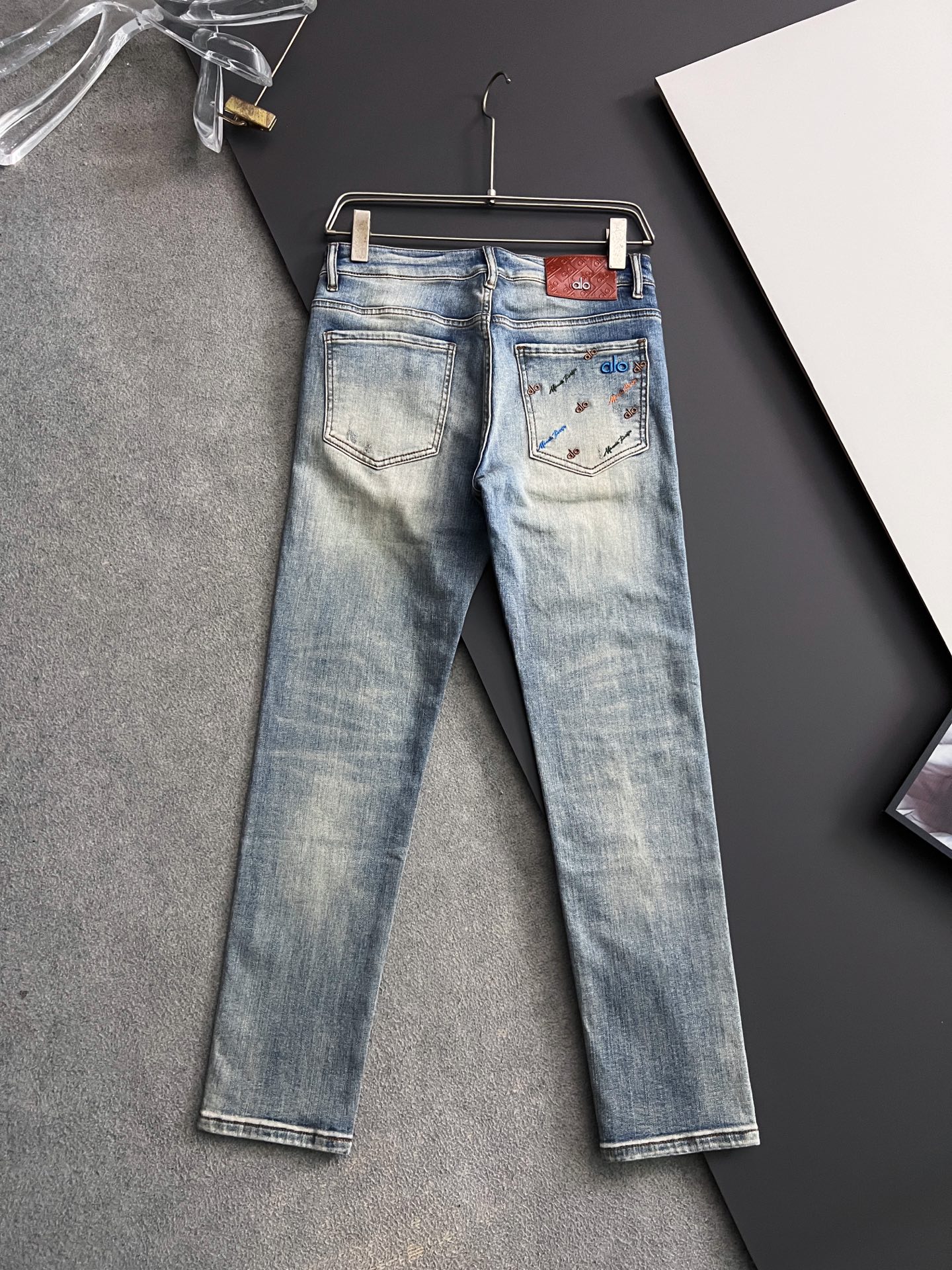 ）Alo* 25/s新季爆款品质感处理完美经典休闲弹力牛仔裤 低调奢华感、订制皮牌+五金配件 专柜年年热