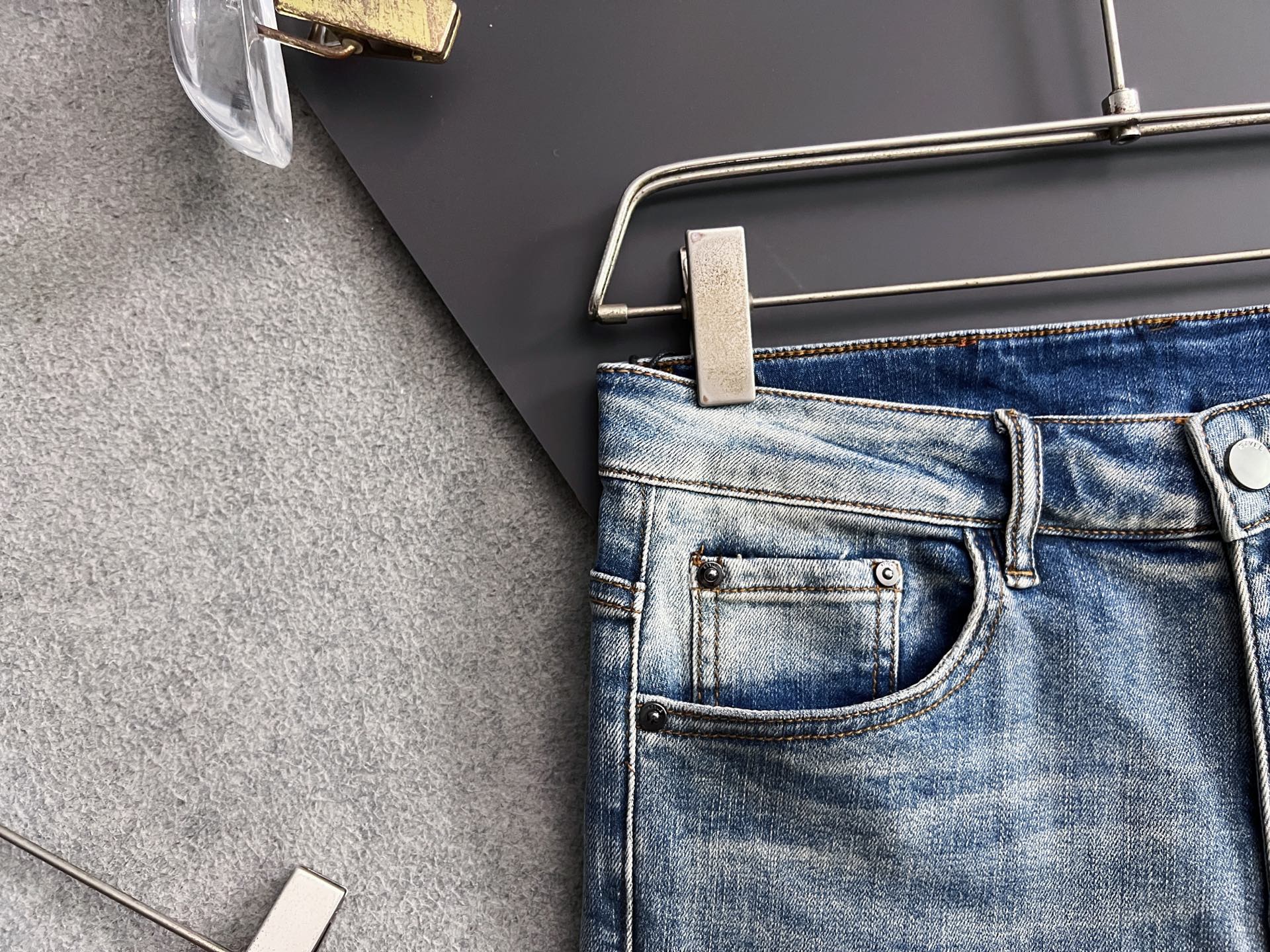 ）Alo* 25/s新季爆款品质感处理完美经典休闲弹力牛仔裤 低调奢华感、订制皮牌+五金配件 专柜年年热