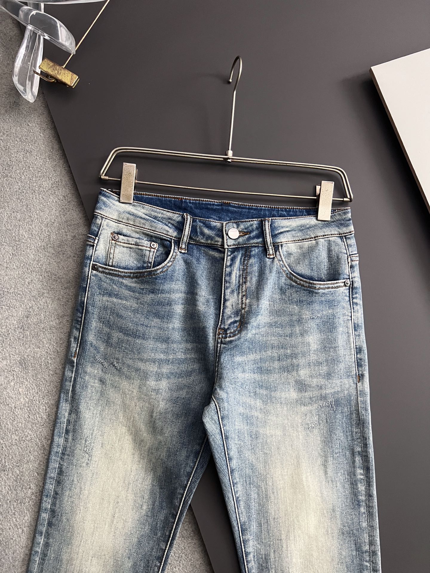 ）Alo* 25/s新季爆款品质感处理完美经典休闲弹力牛仔裤 低调奢华感、订制皮牌+五金配件 专柜年年热