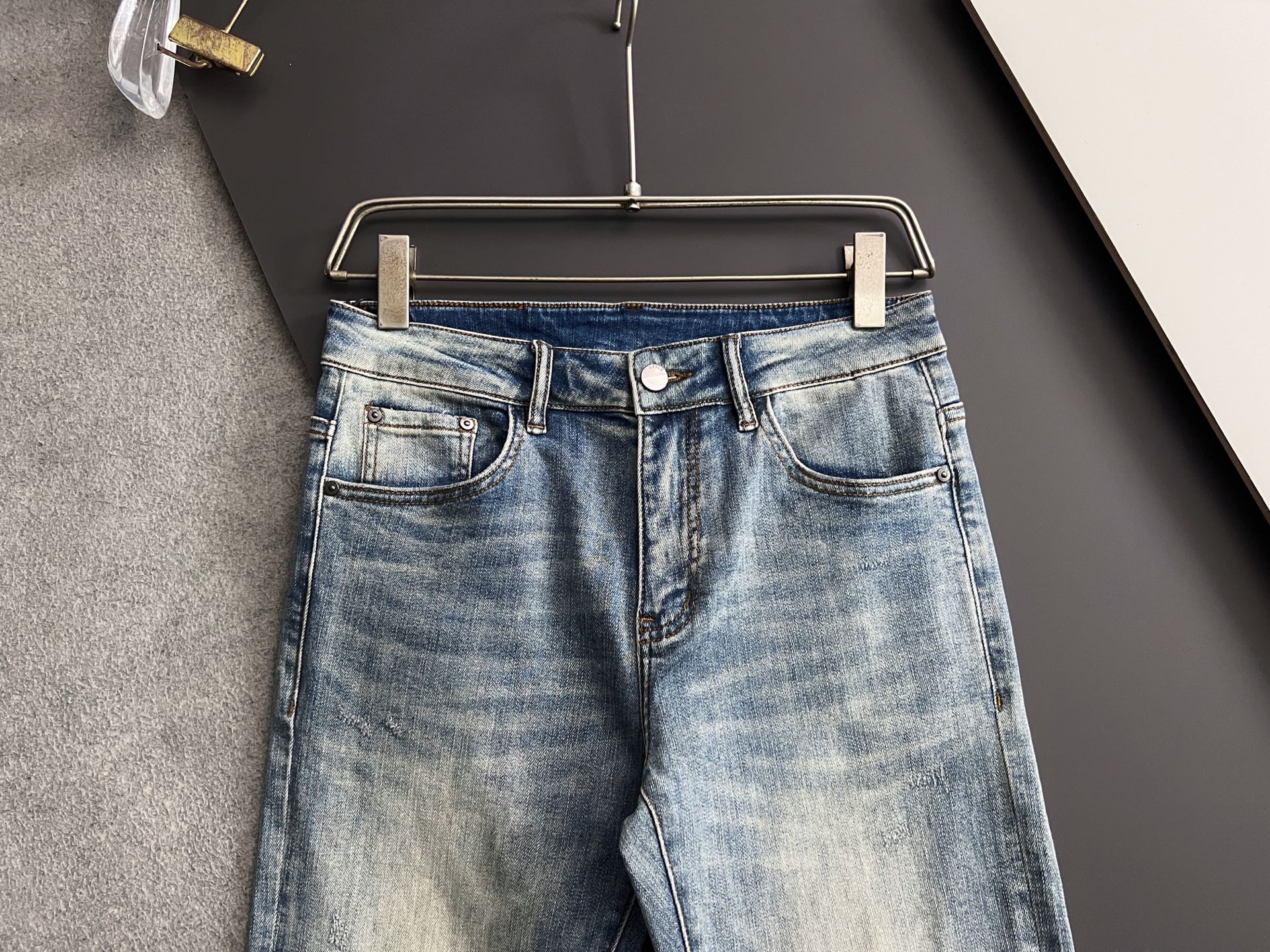 ）Alo* 25/s新季爆款品质感处理完美经典休闲弹力牛仔裤 低调奢华感、订制皮牌+五金配件 专柜年年热