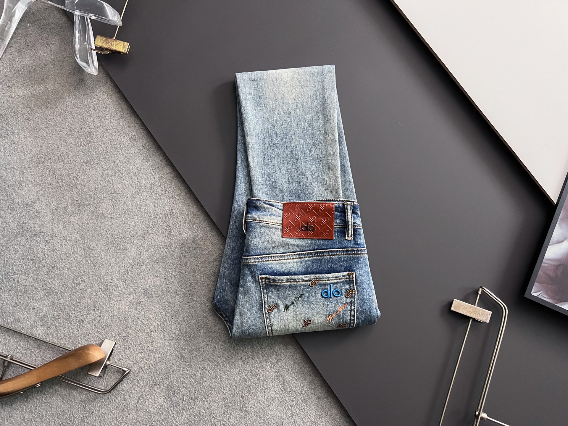 ）Alo* 25/s新季爆款品质感处理完美经典休闲弹力牛仔裤 低调奢华感、订制皮牌+五金配件 专柜年年热