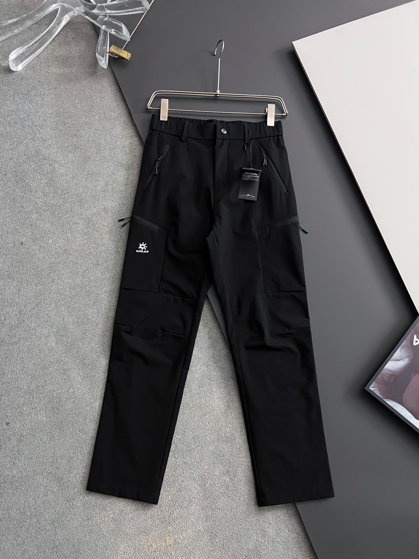 NO:525504,) Kailas*, 25Ss men's work-wear soft shell casual pants.........Image LOGO embroidery Casual outdoors are the best choice...Customer technology-blend fabric, comfortable and breathable, clean and neat, lazy and casual!  !  !  S-4XL, alexander wang19860909）Kailas*、25Ss男士工装软壳休闲裤.....……标志性的LOGO刺绣 休闲户外都是最好的选择.....客供科技混纺面料,舒适透气 干净俐落无懈可击 慵懒随性！！！码数S-4XL,,alexander wang,Men's clothing