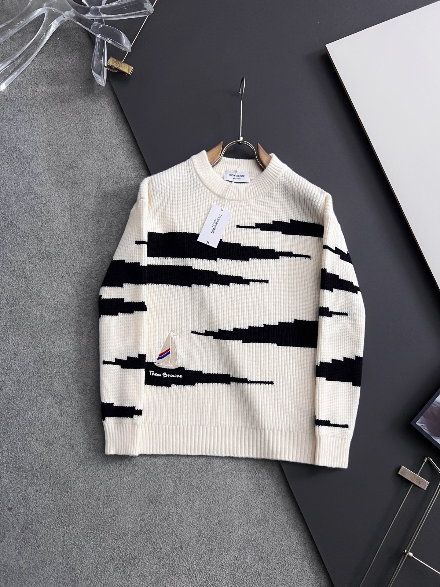 NO:525478,) TB, the latest color-blocking sweater in 2025 autumn and winter!  High-quality Italian imported wool, high-density knitted, versatile sweater, logo embroidery!  It is more durable and less likely to deform. It has excellent styles and can be easily held in all styles. It also needs to be collected for the fabrics!  The classic fashion decorations that are sought after every year have become popular all over the world!  Code number M-3XL, sweaters, alexander wang19860909） TB,2025秋冬最新款拼色毛衣！高品质意大利进口羊毛,高密度针织,百搭毛衣,Logo标志刺绣！更耐穿更加不易变形,版型极好,各种风格都能轻松HOLD住,冲着版型面料也要收的类型！年年被追捧的经典时尚装饰已经风靡全球！码数M-3XL,,sweaters,alexander wang,Men's clothing