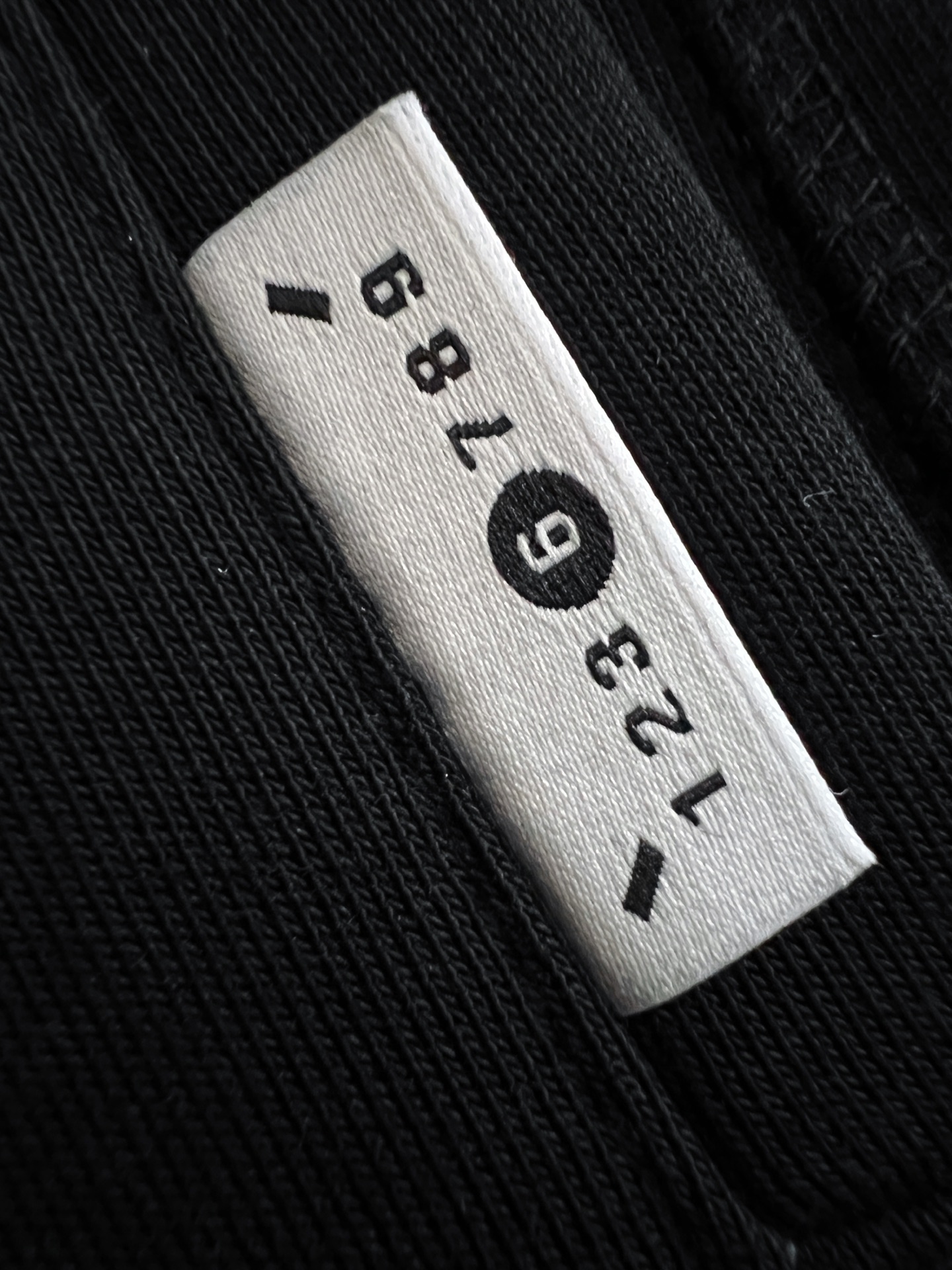 ）Marmai、马吉垃2025Ss爆款休闲裤直筒宽松慵懒风美学的焕新诠释,演绎浓郁的格调型时尚风范,细节