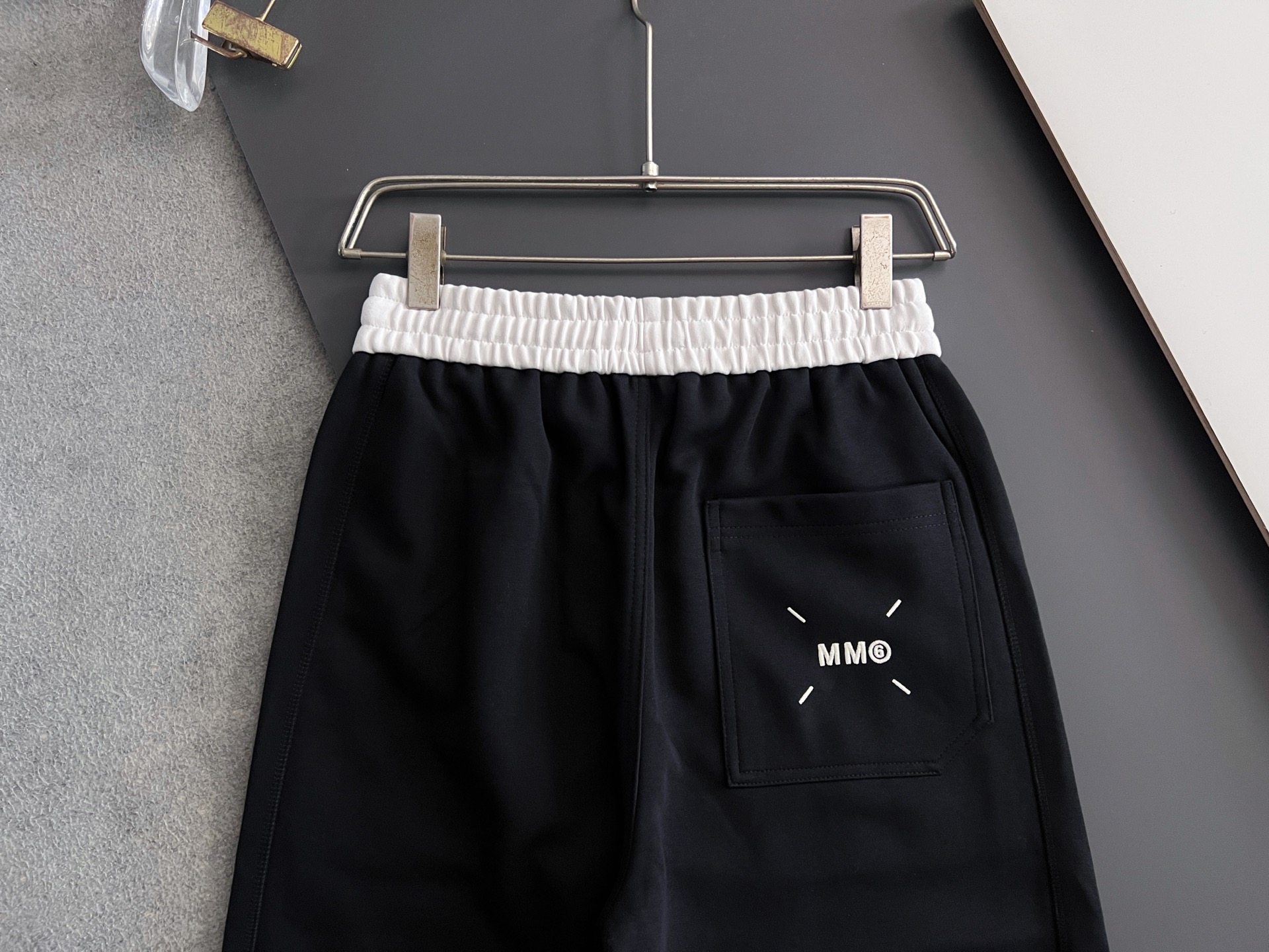 ）Marmai、马吉垃2025Ss爆款休闲裤直筒宽松慵懒风美学的焕新诠释,演绎浓郁的格调型时尚风范,细节