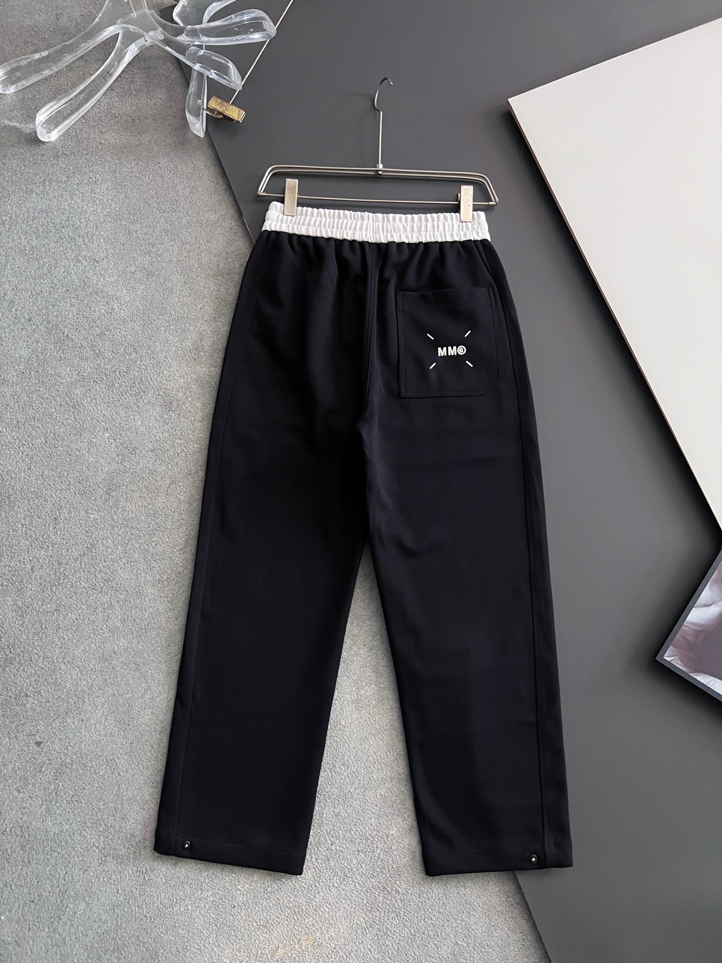）Marmai、马吉垃2025Ss爆款休闲裤直筒宽松慵懒风美学的焕新诠释,演绎浓郁的格调型时尚风范,细节