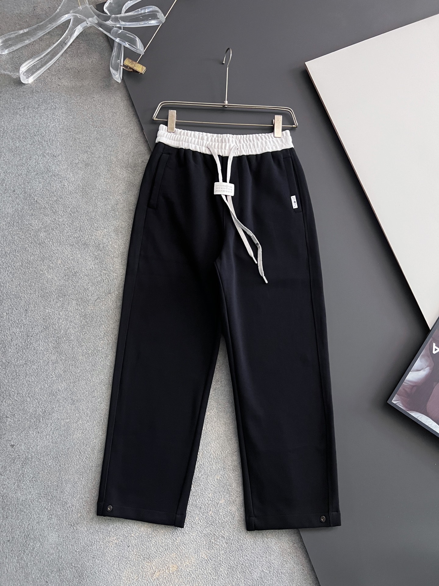 ）Marmai、马吉垃2025Ss爆款休闲裤直筒宽松慵懒风美学的焕新诠释,演绎浓郁的格调型时尚风范,细节