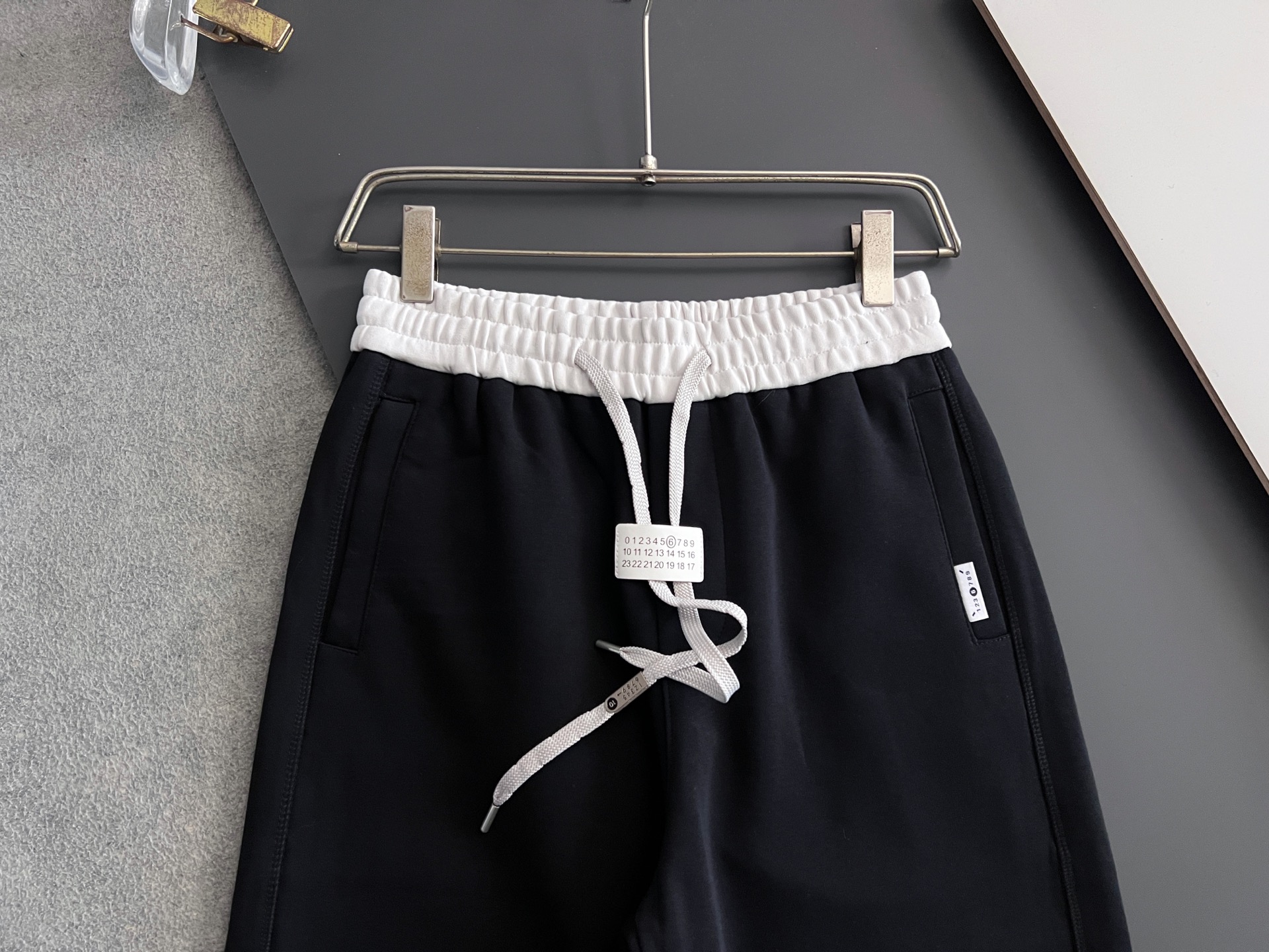 ）Marmai、马吉垃2025Ss爆款休闲裤直筒宽松慵懒风美学的焕新诠释,演绎浓郁的格调型时尚风范,细节