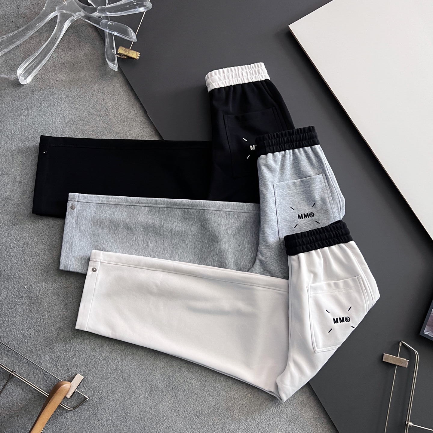 ）Marmai、马吉垃2025Ss爆款休闲裤直筒宽松慵懒风美学的焕新诠释,演绎浓郁的格调型时尚风范,细节