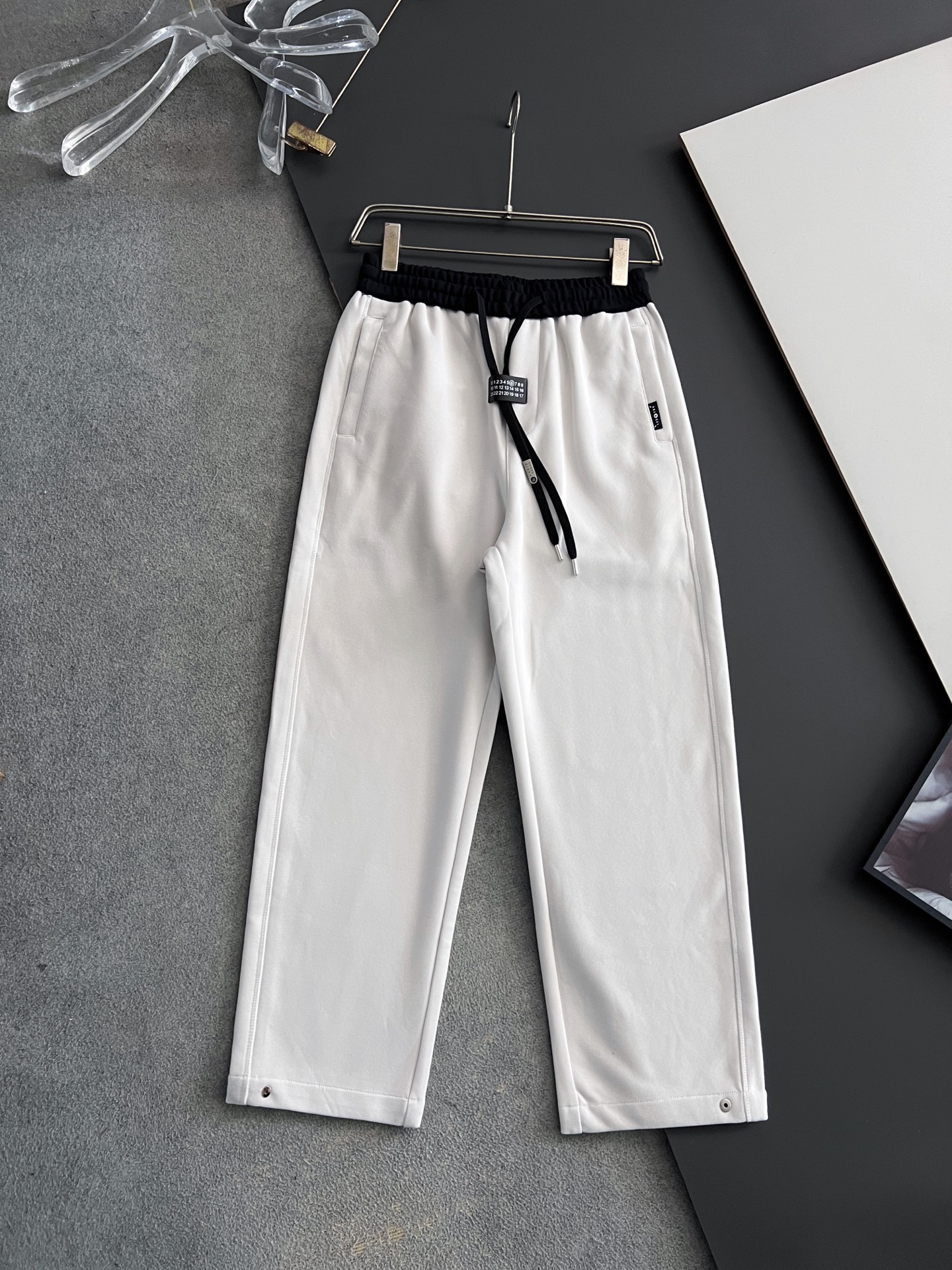 ）Marmai、马吉垃2025Ss爆款休闲裤直筒宽松慵懒风美学的焕新诠释,演绎浓郁的格调型时尚风范,细节