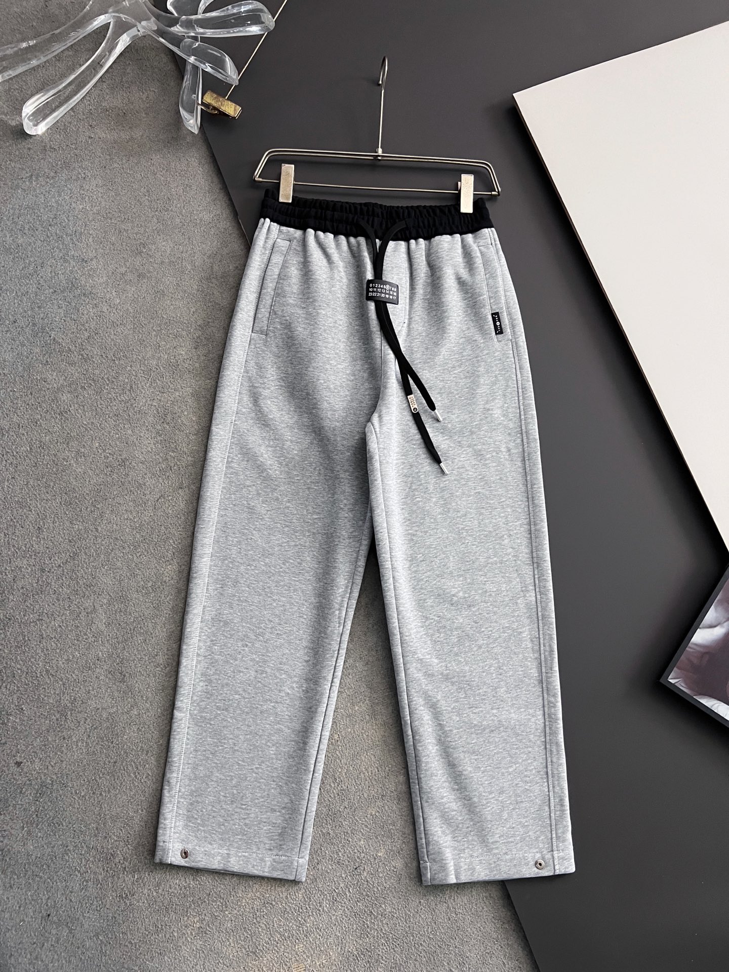 ）Marmai、马吉垃2025Ss爆款休闲裤直筒宽松慵懒风美学的焕新诠释,演绎浓郁的格调型时尚风范,细节