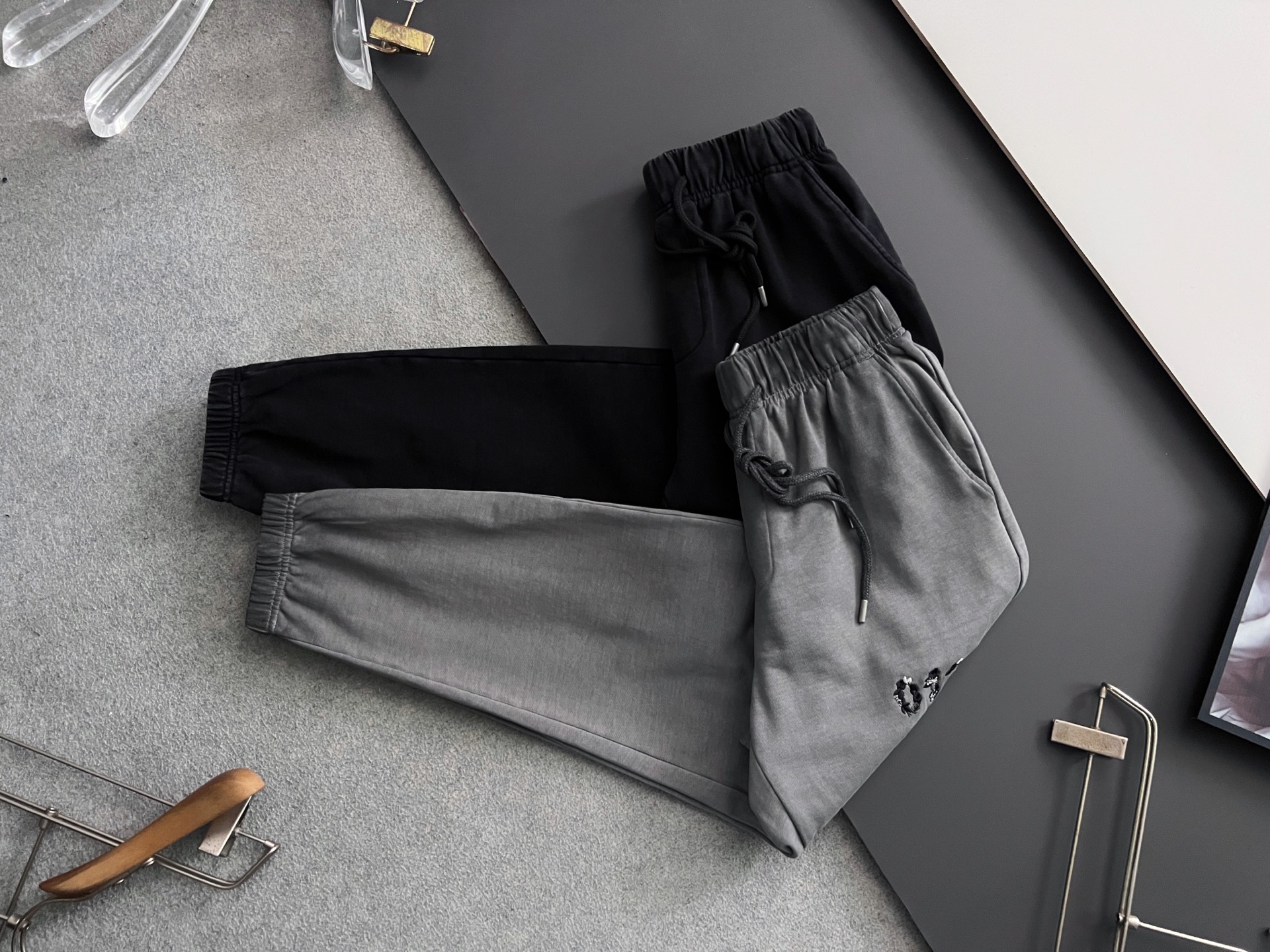 ）Marmai、马吉垃2025Ss爆款休闲裤直筒宽松慵懒风美学的焕新诠释,演绎浓郁的格调型时尚风范,细节