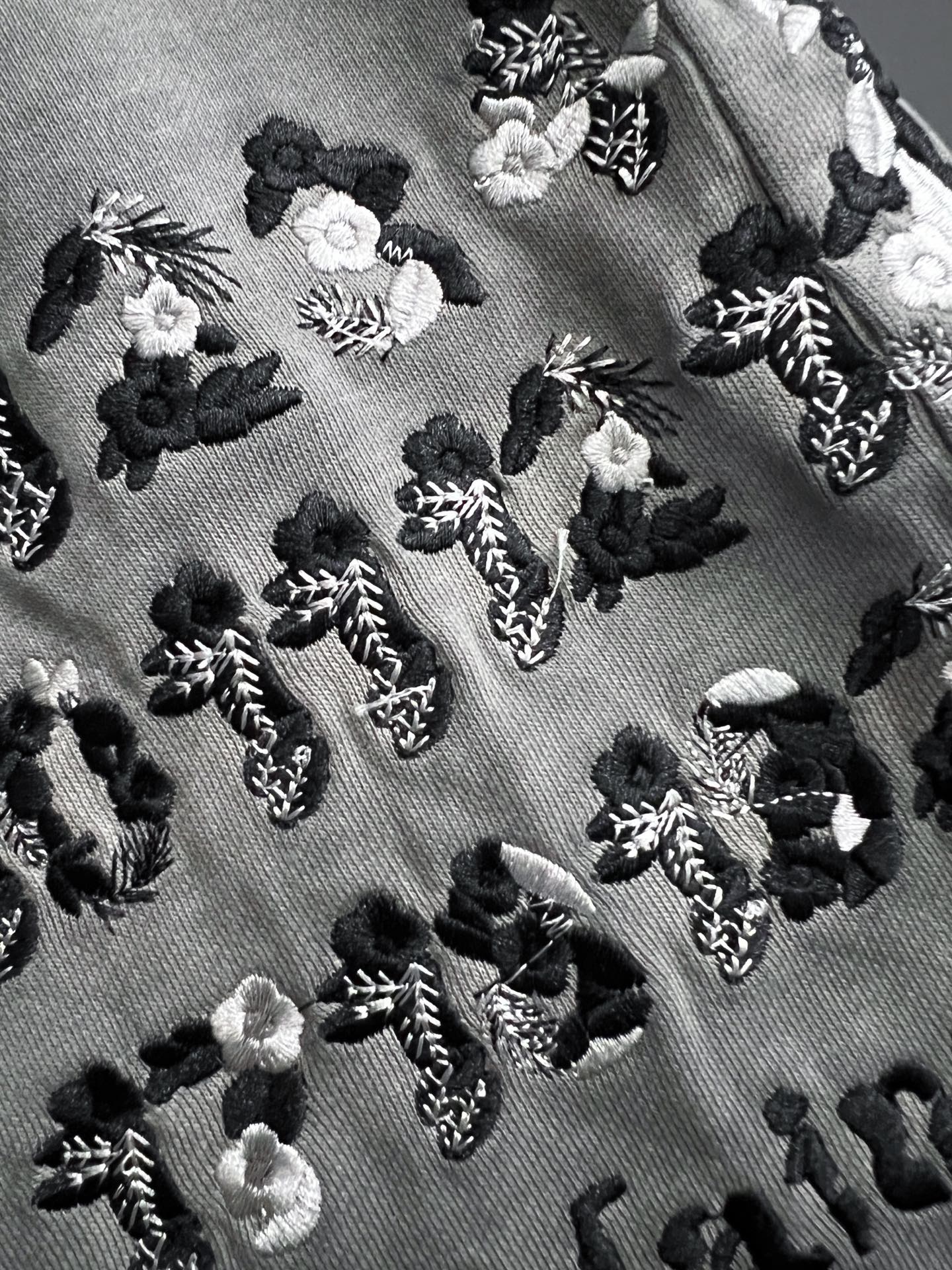 ）Marmai、马吉垃2025Ss爆款休闲裤直筒宽松慵懒风美学的焕新诠释,演绎浓郁的格调型时尚风范,细节