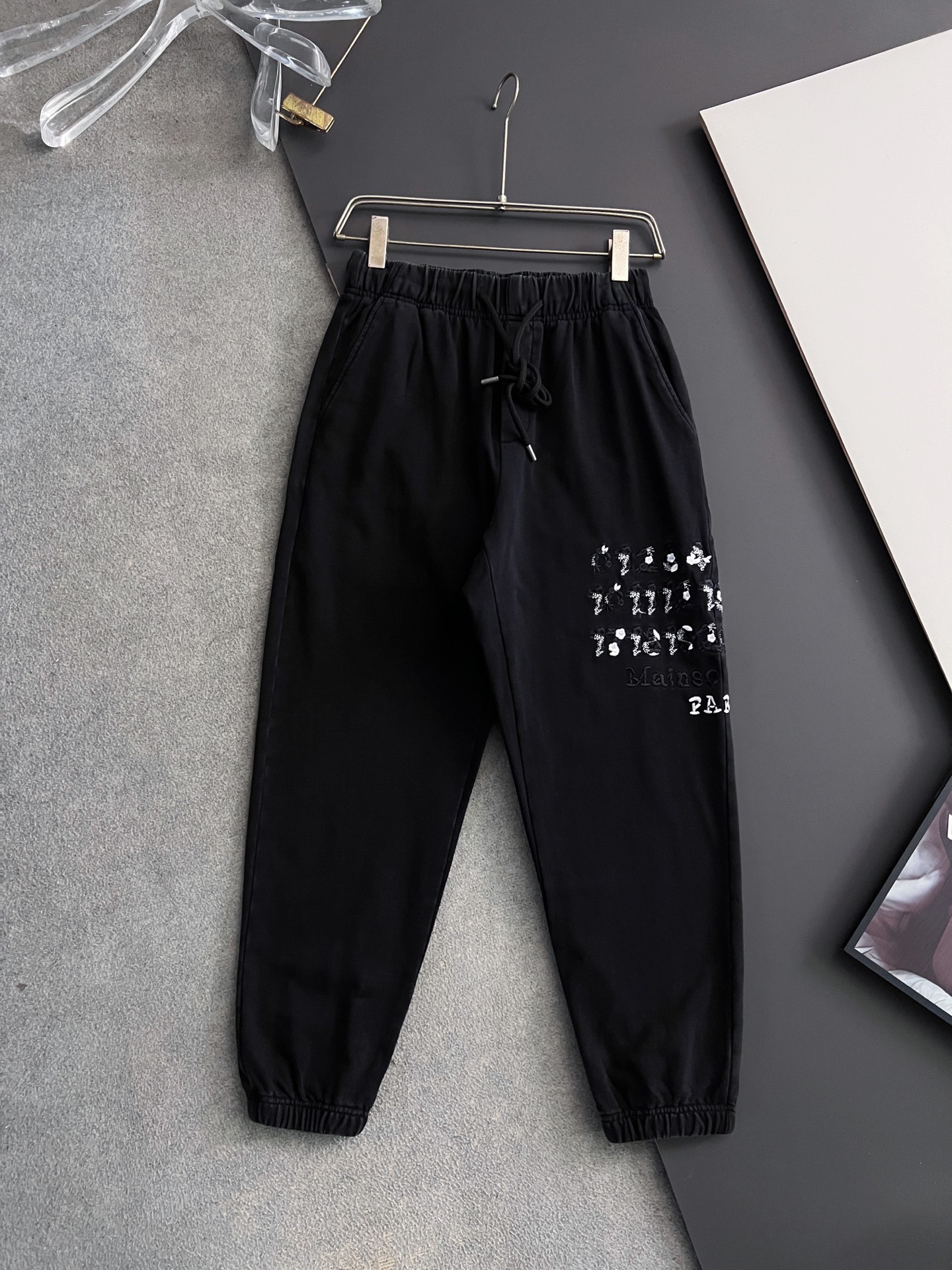 ）Marmai、马吉垃2025Ss爆款休闲裤直筒宽松慵懒风美学的焕新诠释,演绎浓郁的格调型时尚风范,细节