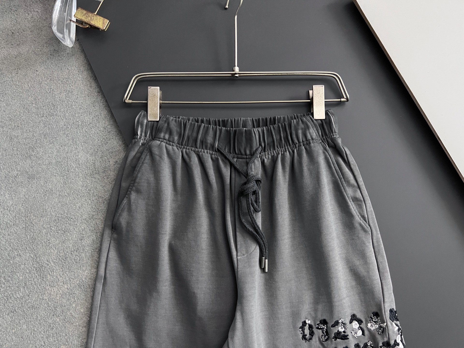 ）Marmai、马吉垃2025Ss爆款休闲裤直筒宽松慵懒风美学的焕新诠释,演绎浓郁的格调型时尚风范,细节