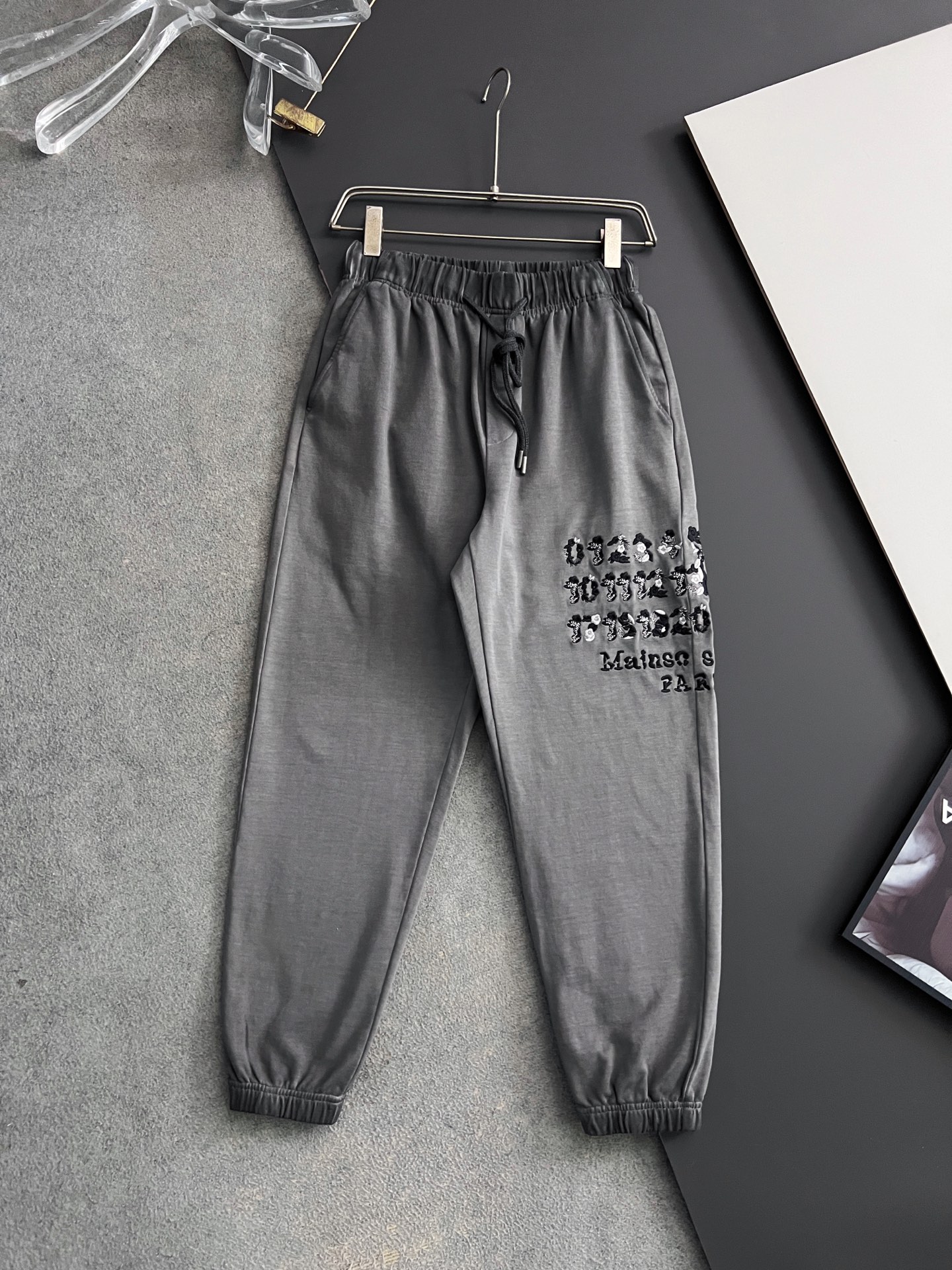 ）Marmai、马吉垃2025Ss爆款休闲裤直筒宽松慵懒风美学的焕新诠释,演绎浓郁的格调型时尚风范,细节