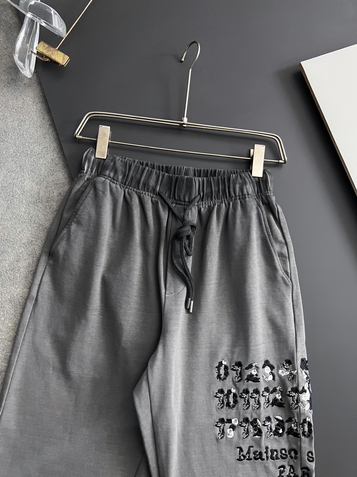 ）Marmai、马吉垃2025Ss爆款休闲裤直筒宽松慵懒风美学的焕新诠释,演绎浓郁的格调型时尚风范,细节