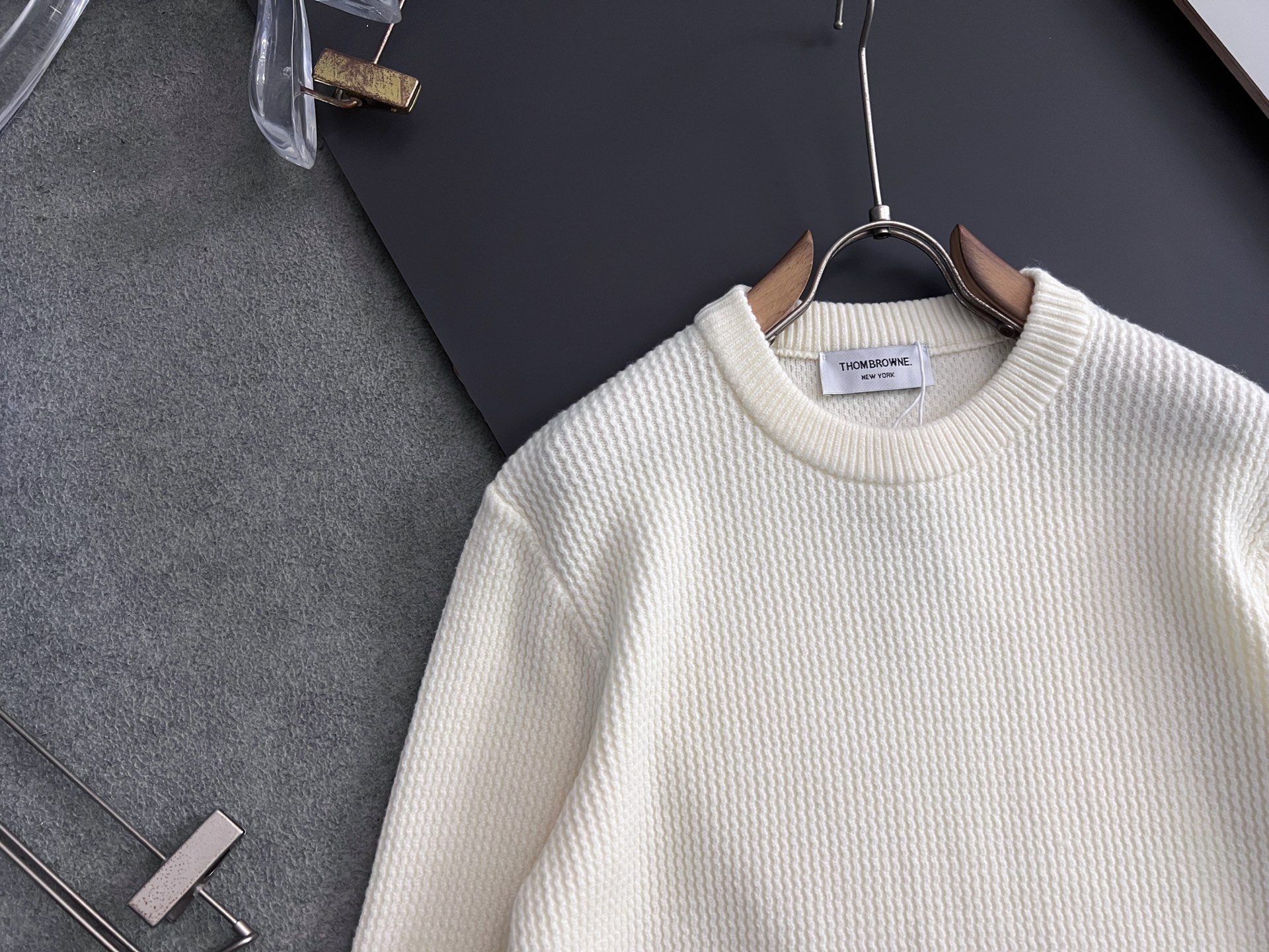 ）TB*、25ss最新款秋冬时尚毛衣7针织线、最顶级版黑色华夫格提针织log0纯色专柜款针织线衫圆领套头