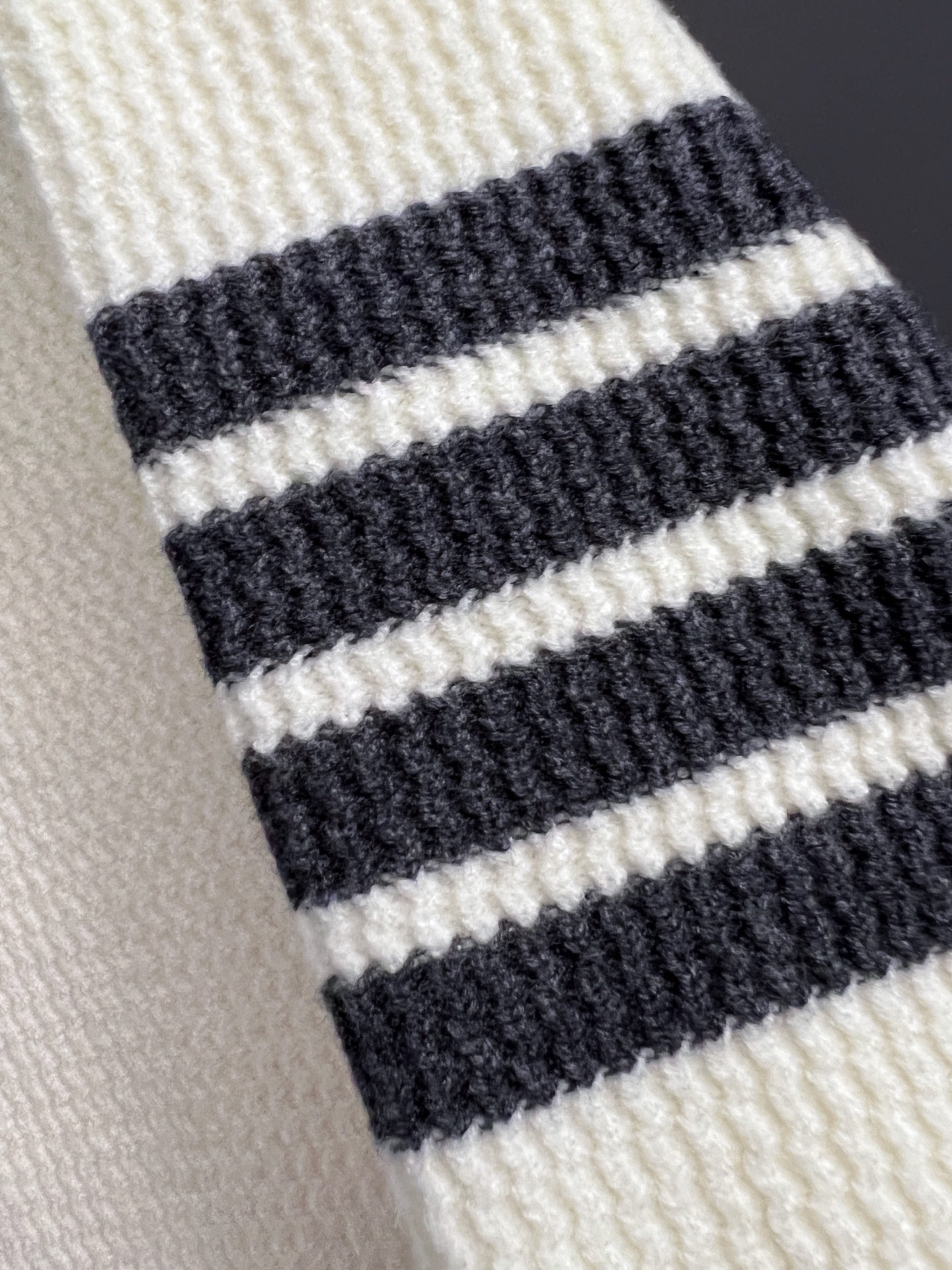 ）TB*、25ss最新款秋冬时尚毛衣7针织线、最顶级版黑色华夫格提针织log0纯色专柜款针织线衫圆领套头