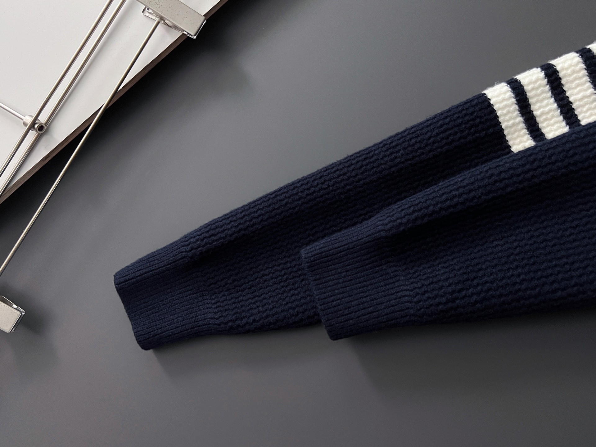 ）TB*、25ss最新款秋冬时尚毛衣7针织线、最顶级版黑色华夫格提针织log0纯色专柜款针织线衫圆领套头