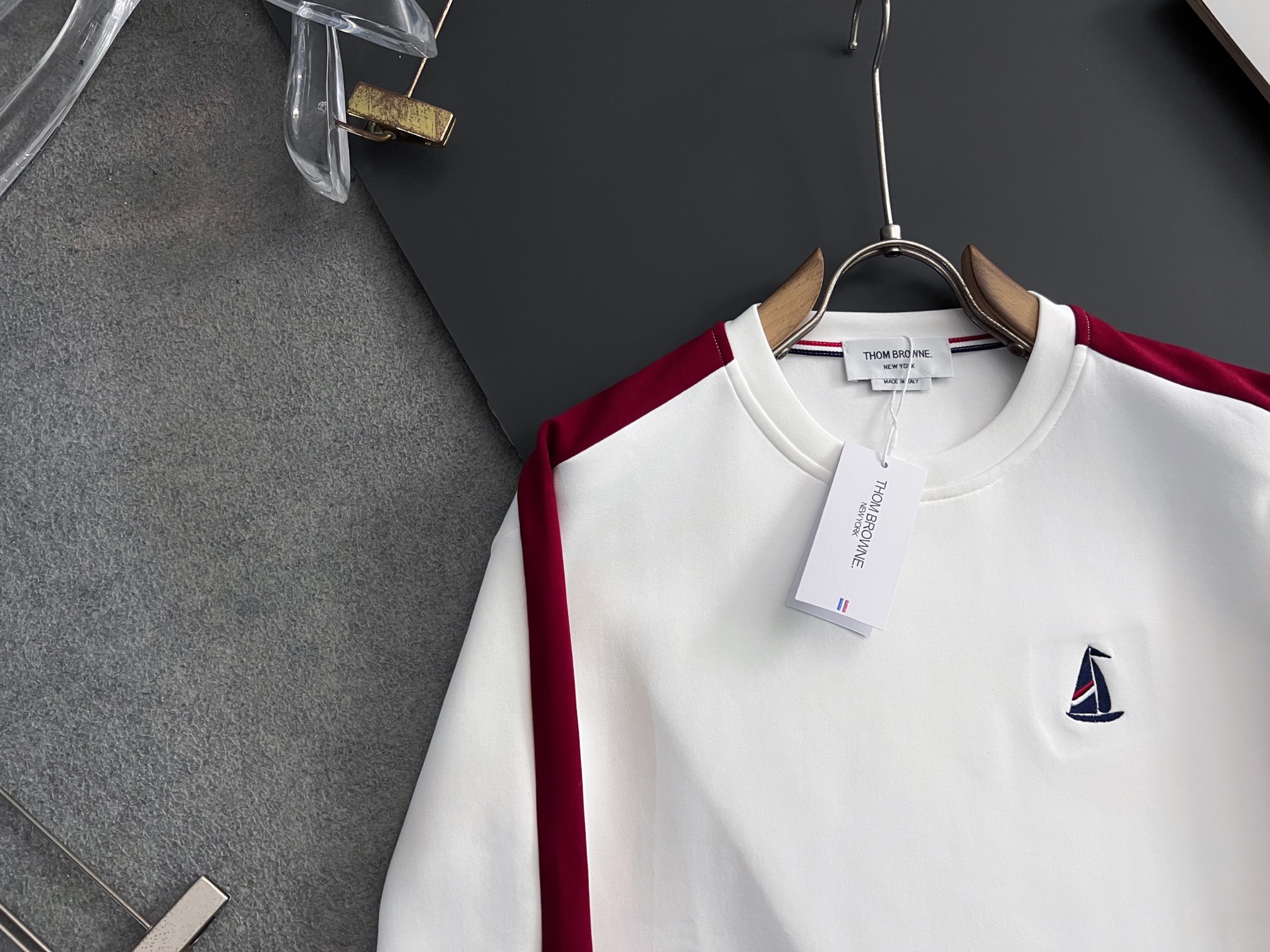 ）套装TB🔥🔥非常火爆的线条色搭呈现专属帆船Logo刺绣造型、手感极佳，进口记忆空气层面料特点柔软 摸着