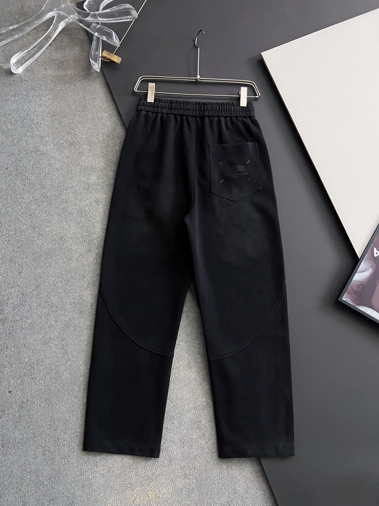 ）Marmai、马吉垃2025Ss爆款休闲裤直筒宽松慵懒风美学的焕新诠释,演绎浓郁的格调型时尚风范,细节