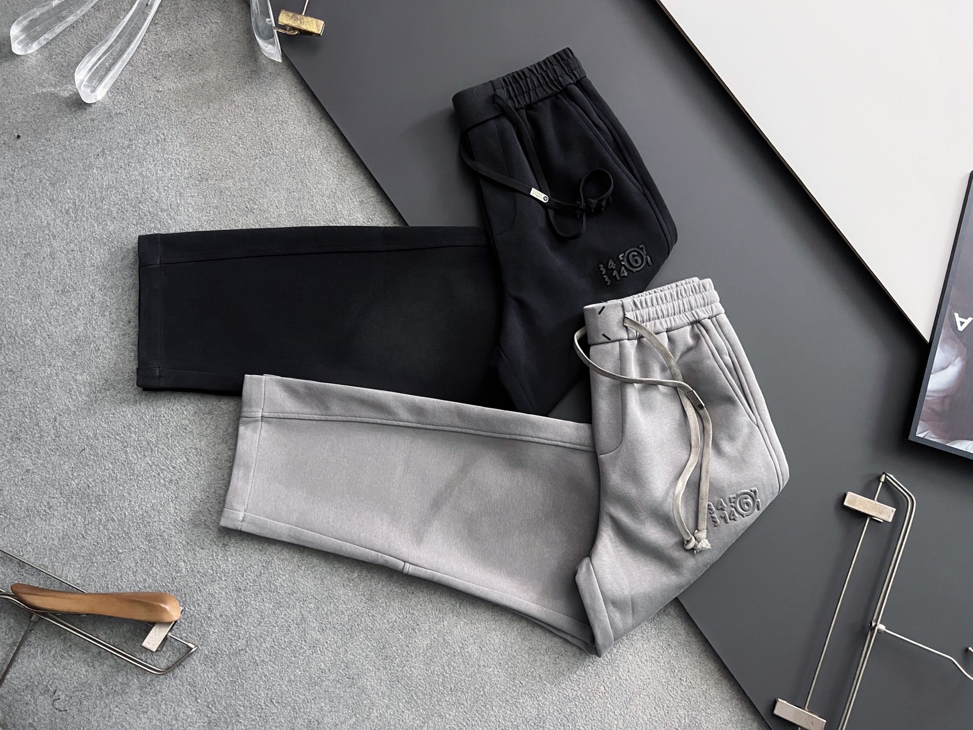 ）Marmai、马吉垃2025Ss爆款休闲裤直筒宽松慵懒风美学的焕新诠释,演绎浓郁的格调型时尚风范,细节