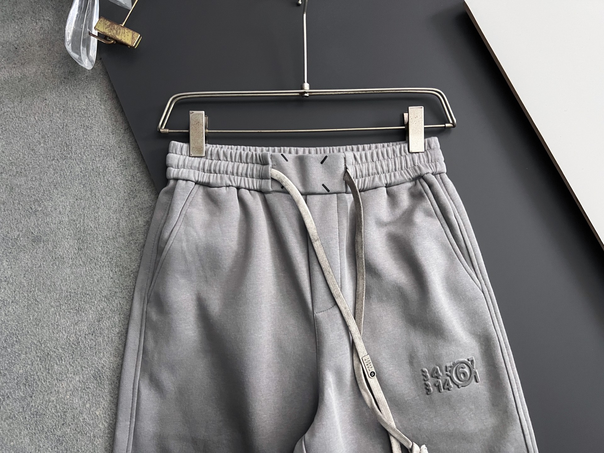 ）Marmai、马吉垃2025Ss爆款休闲裤直筒宽松慵懒风美学的焕新诠释,演绎浓郁的格调型时尚风范,细节