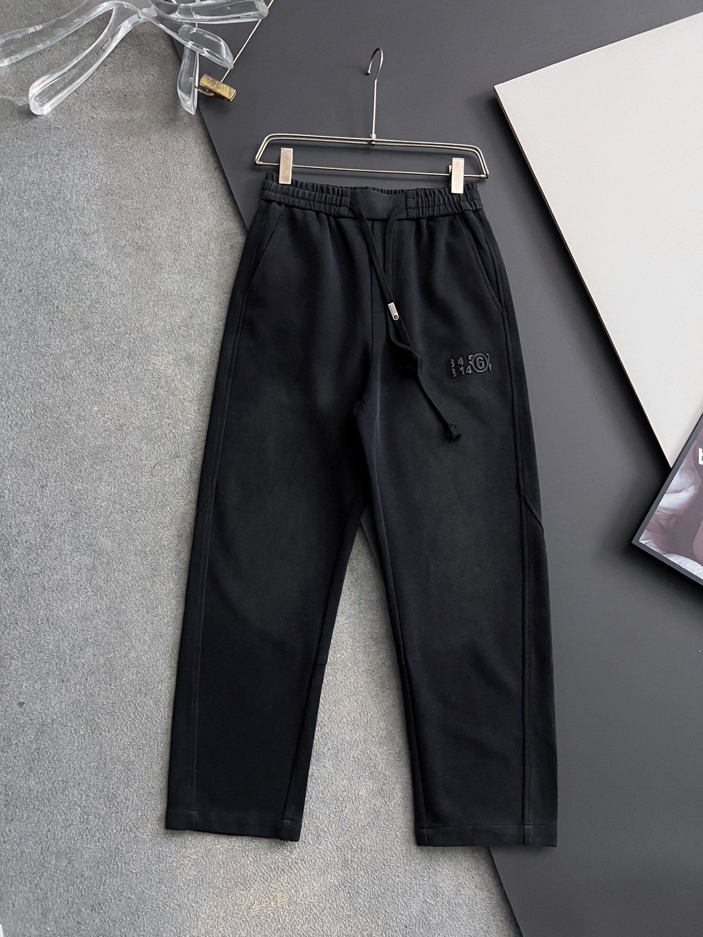 ）Marmai、马吉垃2025Ss爆款休闲裤直筒宽松慵懒风美学的焕新诠释,演绎浓郁的格调型时尚风范,细节