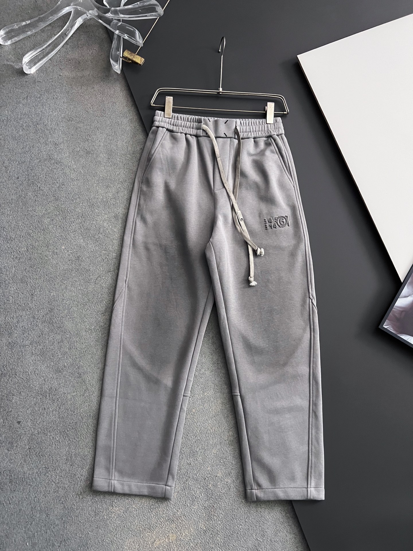 ）Marmai、马吉垃2025Ss爆款休闲裤直筒宽松慵懒风美学的焕新诠释,演绎浓郁的格调型时尚风范,细节