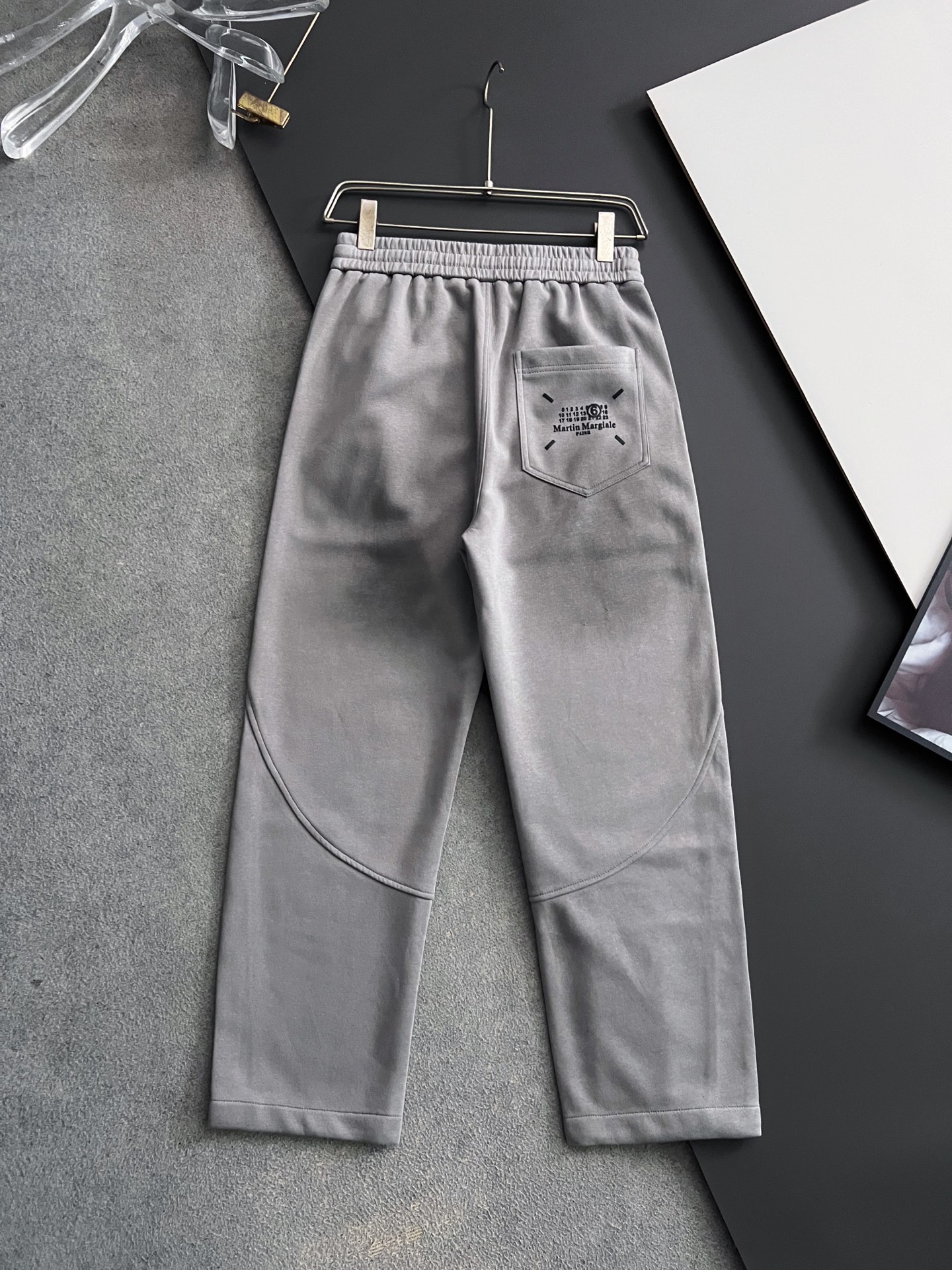 ）Marmai、马吉垃2025Ss爆款休闲裤直筒宽松慵懒风美学的焕新诠释,演绎浓郁的格调型时尚风范,细节