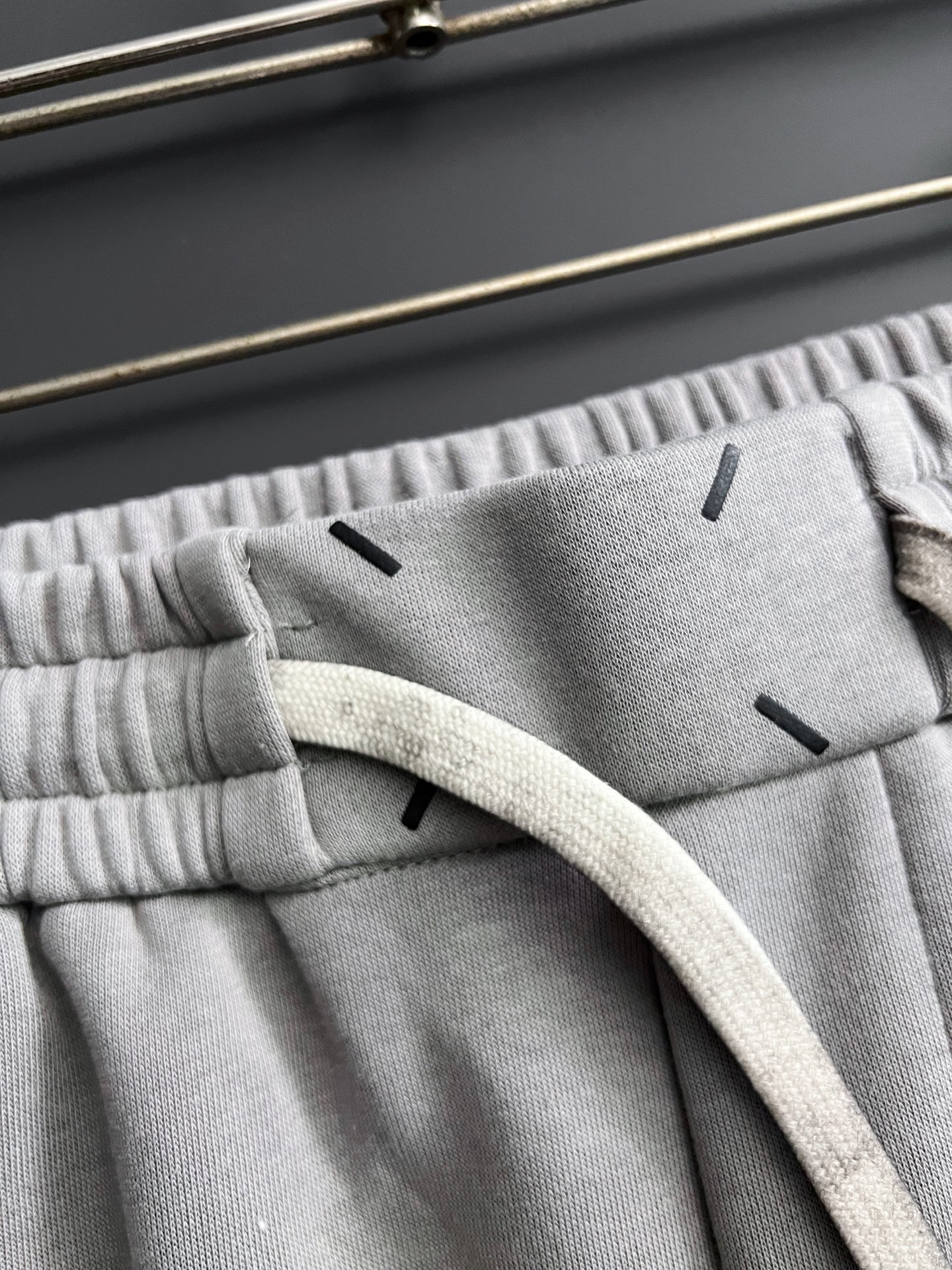 ）Marmai、马吉垃2025Ss爆款休闲裤直筒宽松慵懒风美学的焕新诠释,演绎浓郁的格调型时尚风范,细节